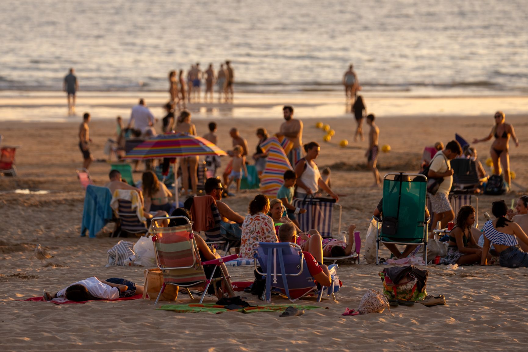 Un exhibicionista muestra sus partes íntimas a dos mujeres en plena playa de la Victoria de Cádiz