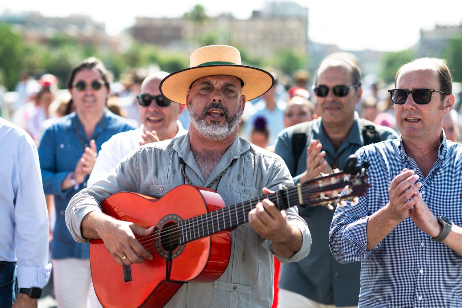 Sevillanas y alegría en la salida de la Hermandad del Rocío de Sevilla Sur