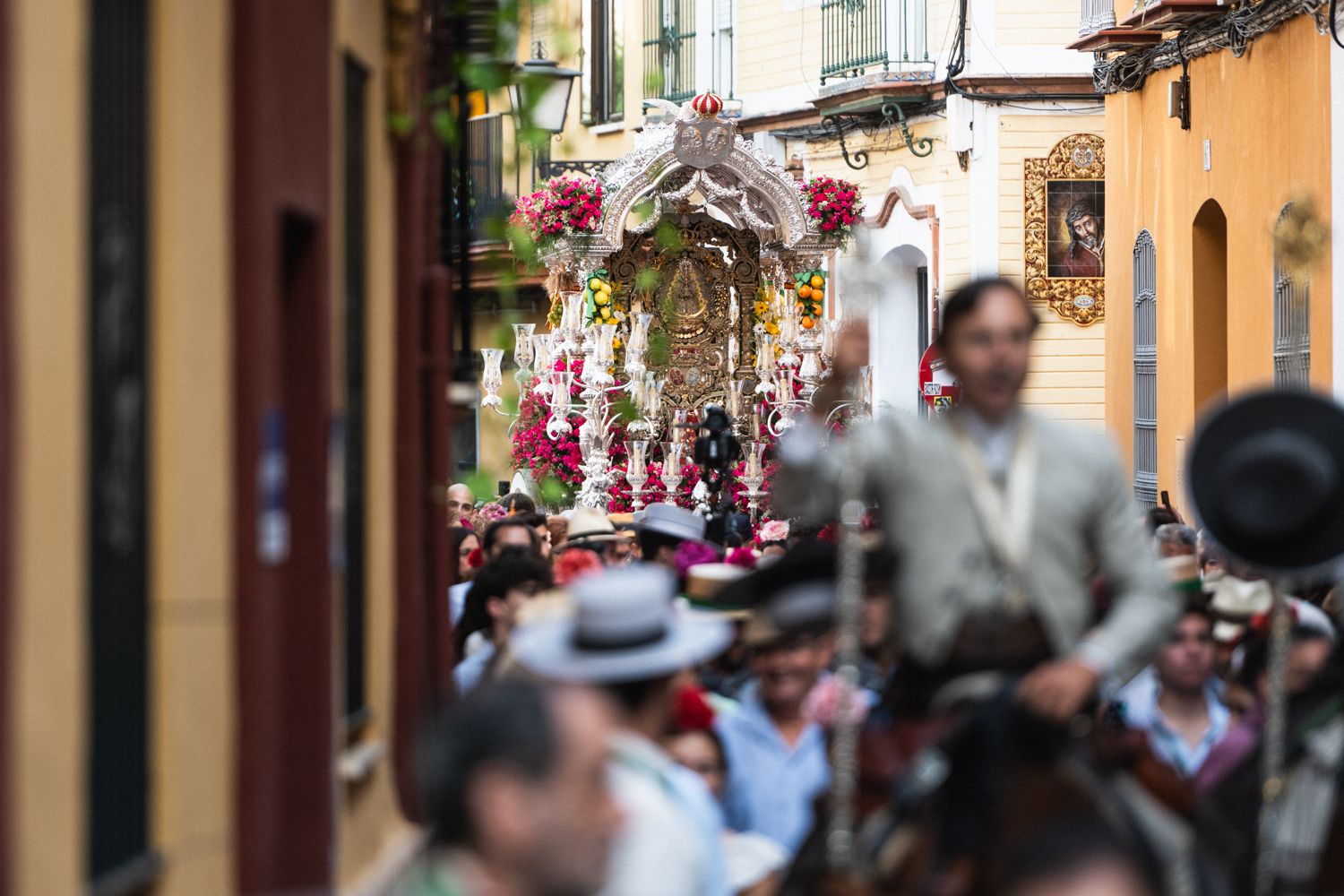 La emoción de la salida del Rocío de Triana: de César Cadaval a Fran Rivera entre los peregrinos