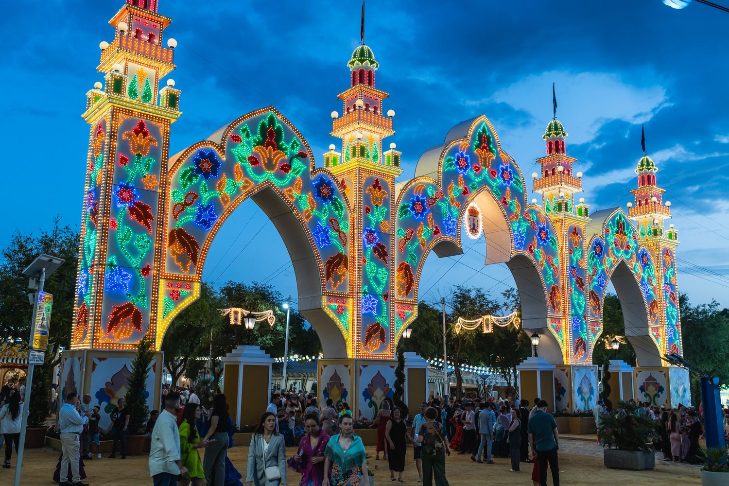 Así es la magnífica Feria de Alcalá de Guadaíra: más de 200.000 luces junto a un monumento natural