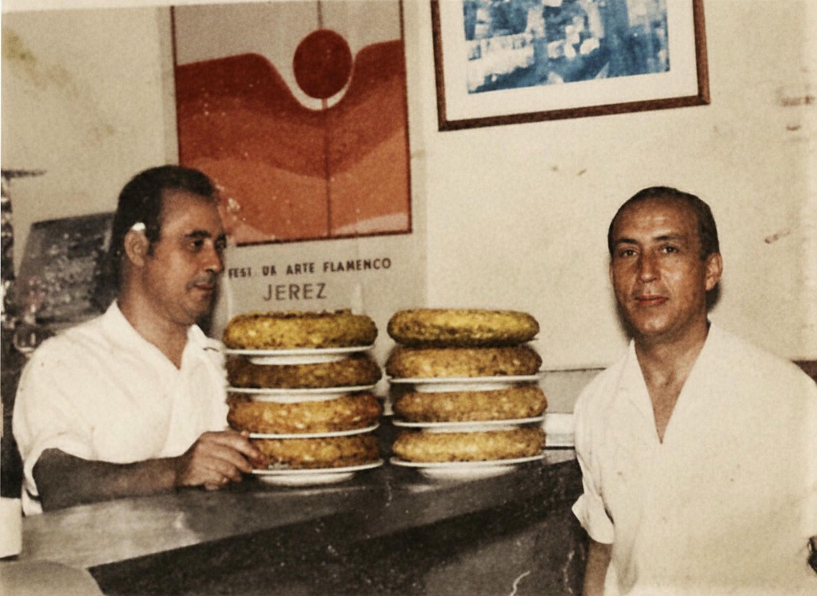 Una antiquísima foto rescata la historia de los hermanos Alzola, del Maypa, histórico bar del centro de Jerez