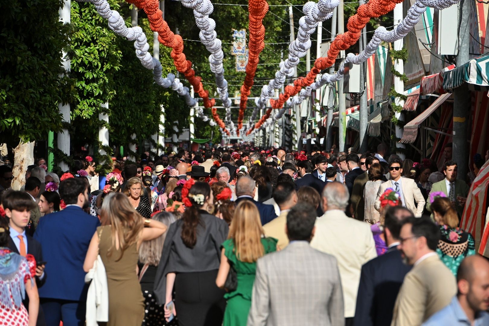 El 'cónclave' del Real de Los Remedios: así de ambientado ha estado el jueves de Feria de Sevilla