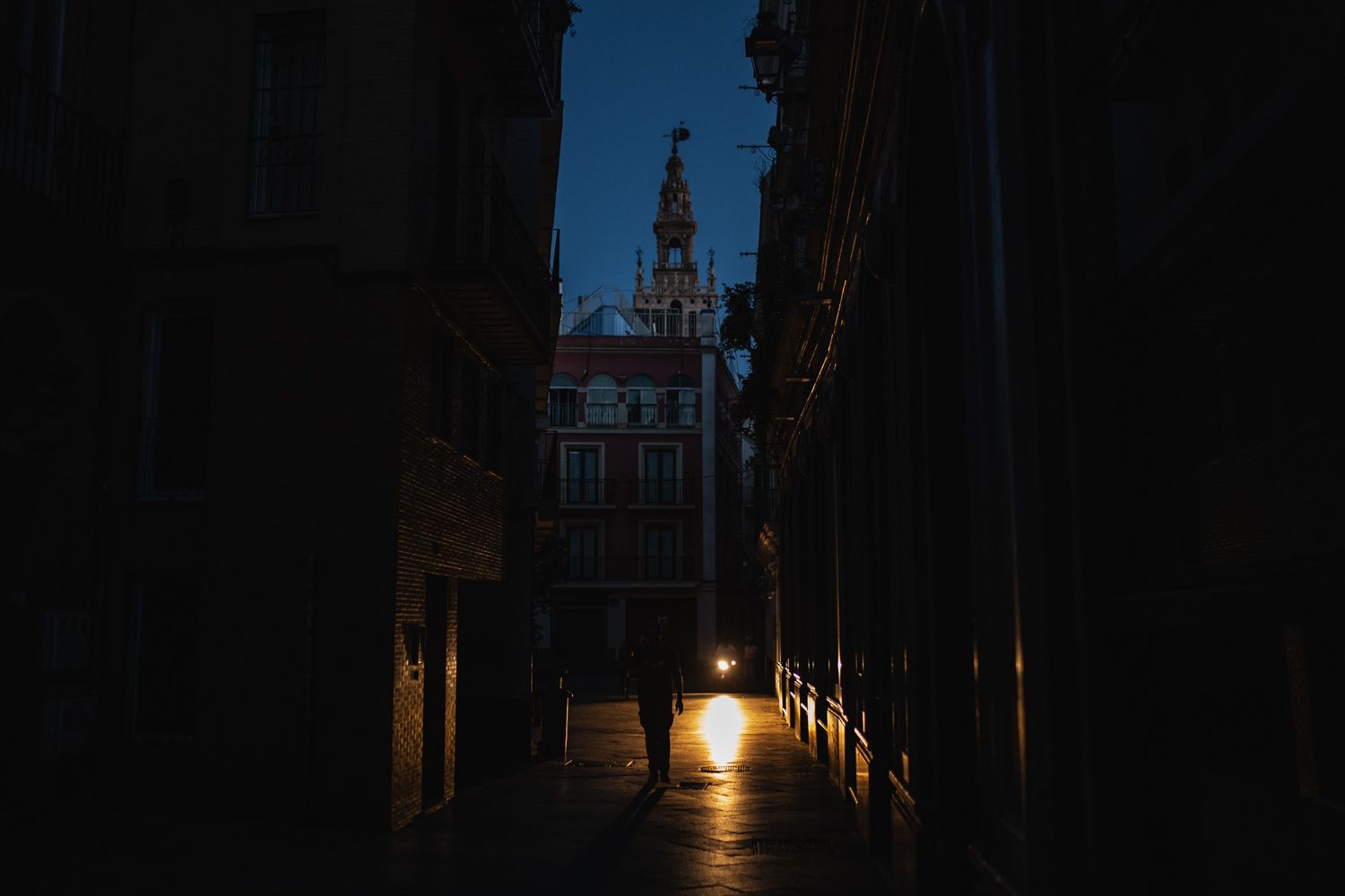 Sevilla a oscuras por el gran apagón: la Giralda fundida a negro y cenas con velas en los bares