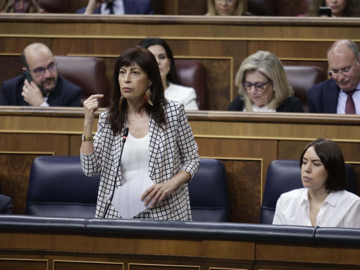 La ministra de Igualdad pide una reunión con Juanma Moreno tras la cesión de competencias sobre violencia de género a Vox