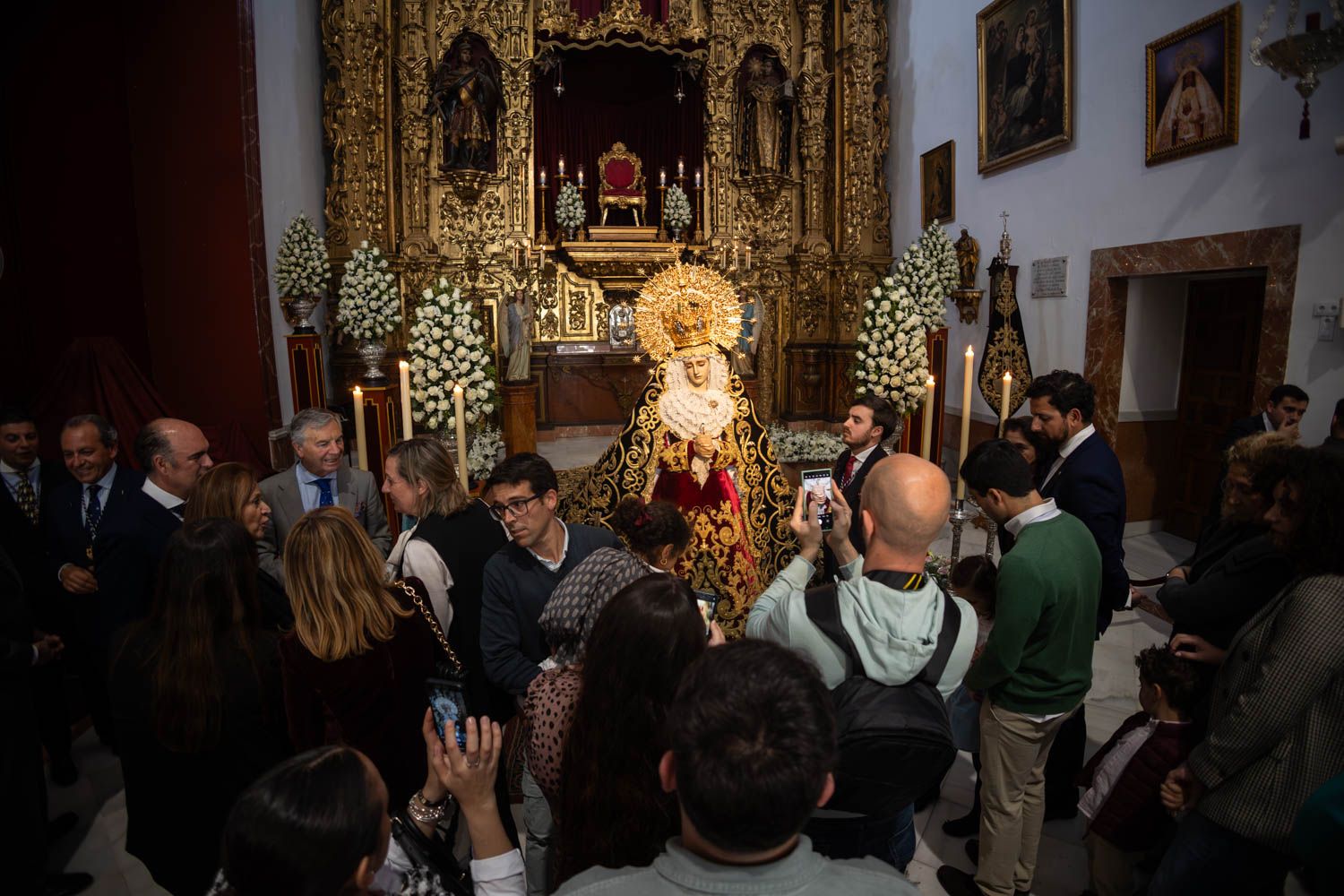 Interior de la iglesia con la Virgen de la Soledad al fondo