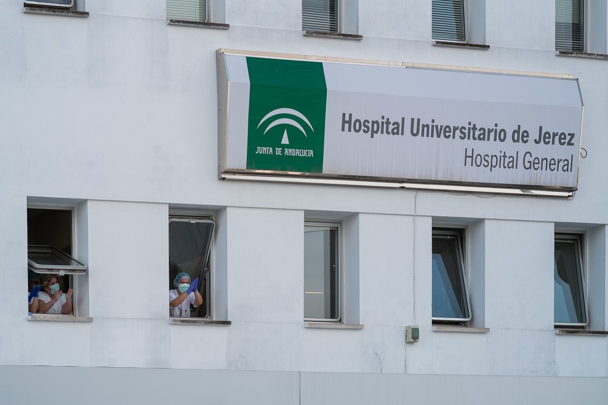 Sanitarios, en las ventanas del Hospital de Jerez, durante los aplausos de las ocho de la tarde. - Manu García Sanitarios, en las ventanas del Hospital de Jerez, durante los aplausos de las ocho de la tarde.