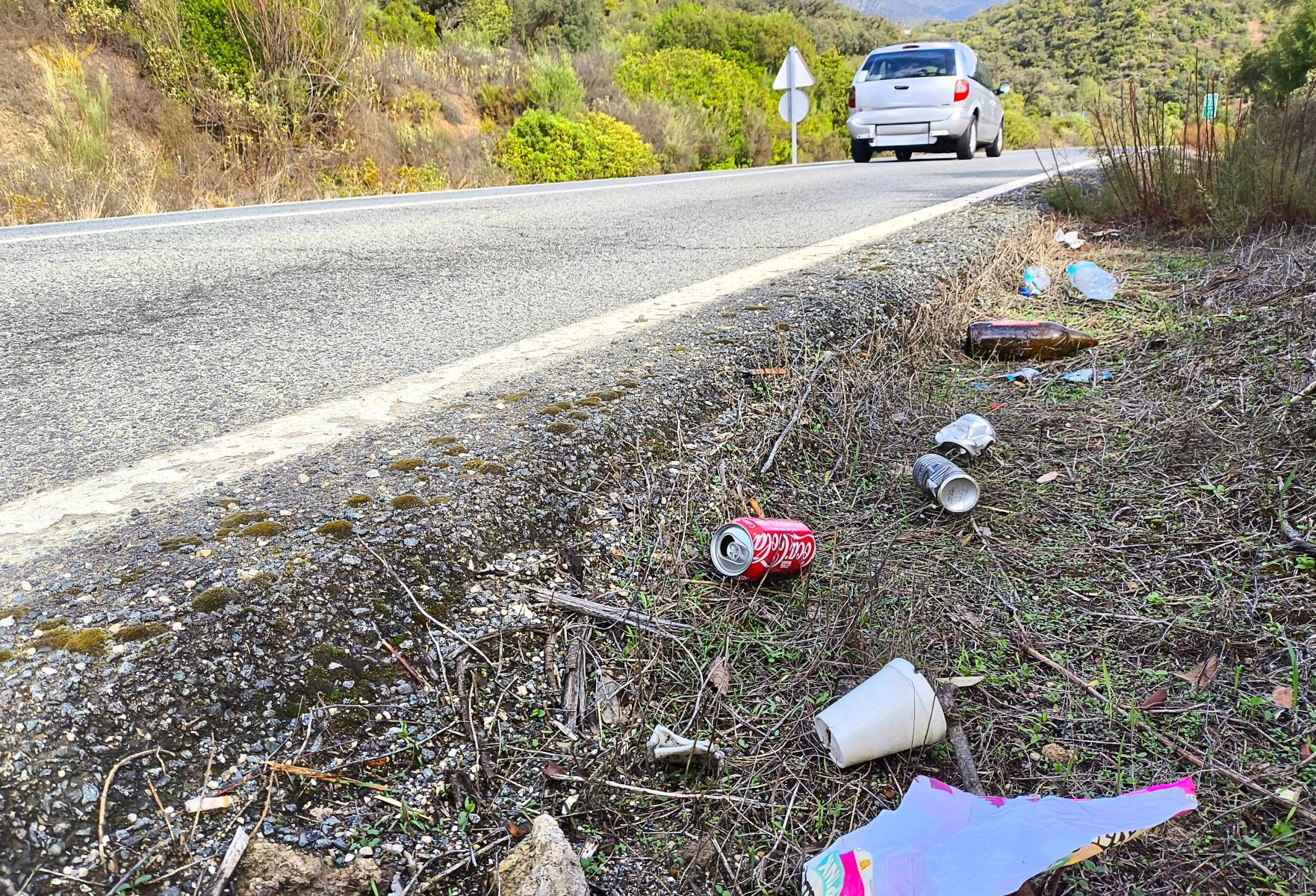 Cuneta llena de basura de una carretera del Parque Natural Sierra de Grazalema. - 