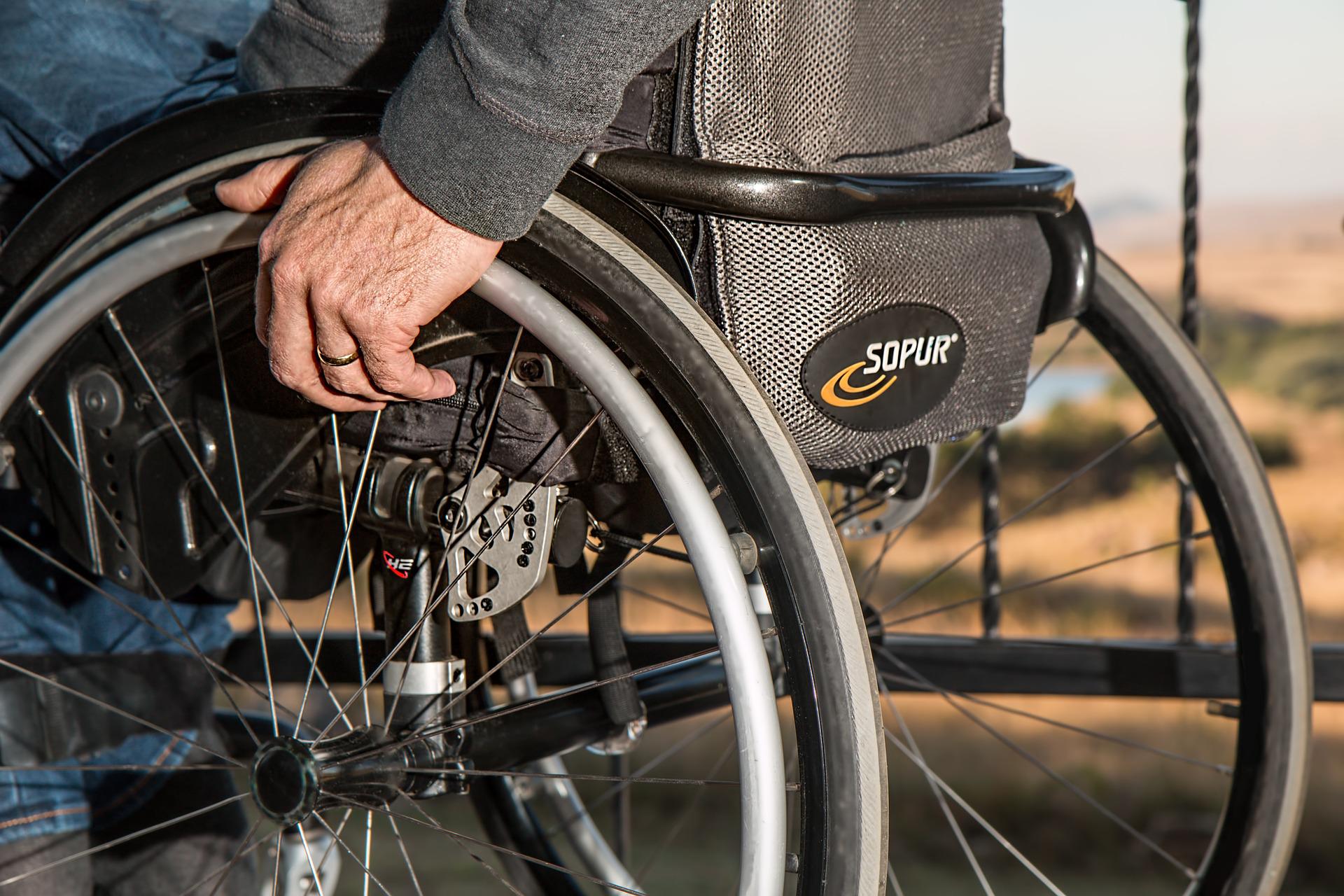 Un hombre en silla de ruedas.   - 