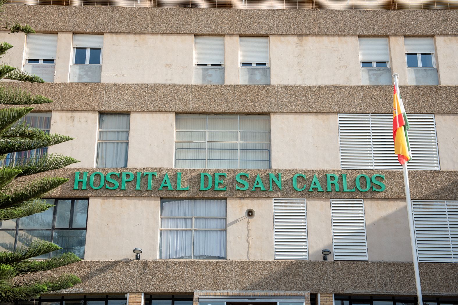 Los fantasmas del Hospital General San Carlos III: una mano en el cristal