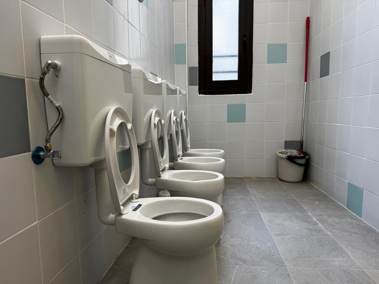 Cabreo en Madrid por los baños que se han inaugurado en un colegio público: ¿tiene sentido?