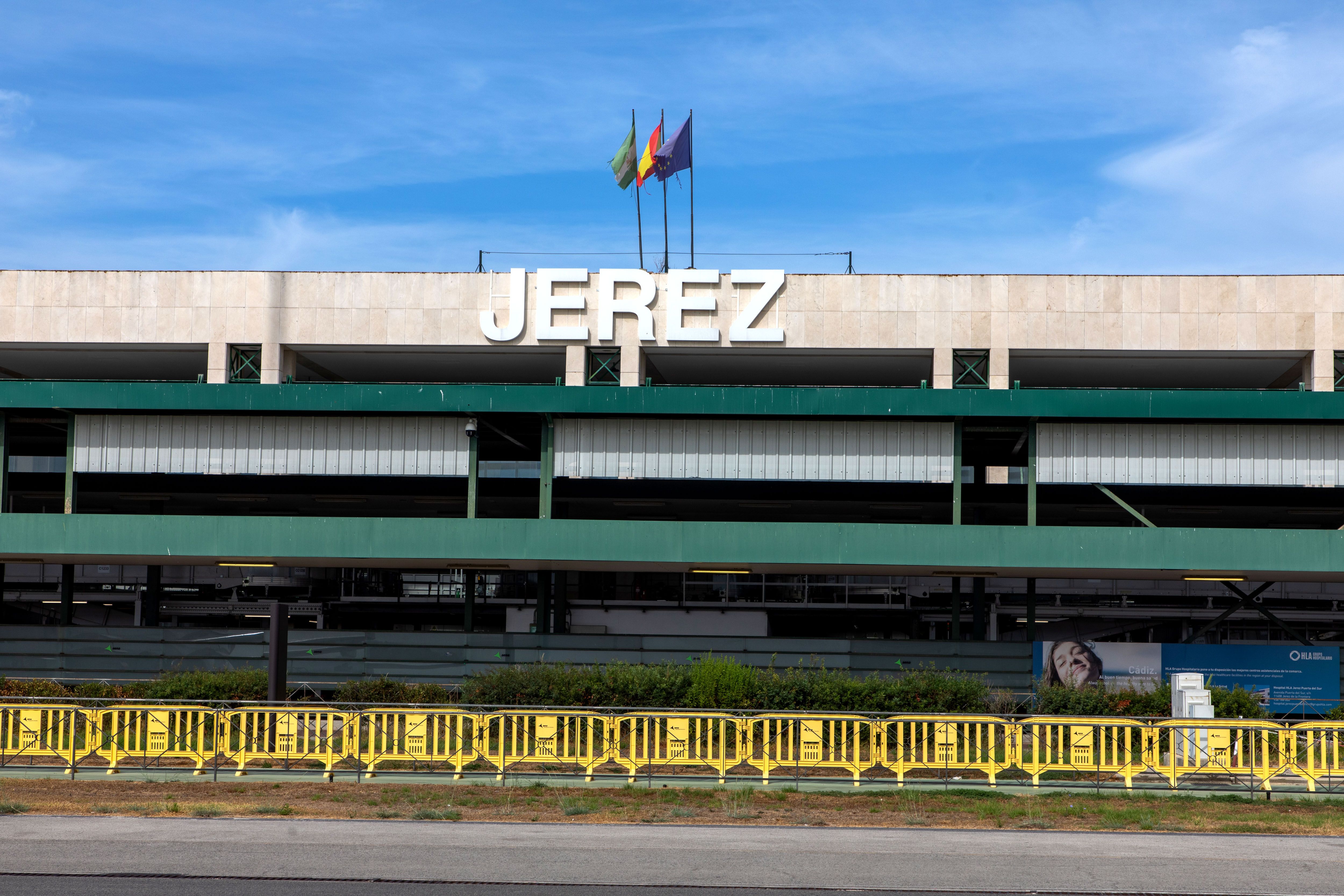 Edificio de la terminal del Aeropuerto de Jerez.  - 