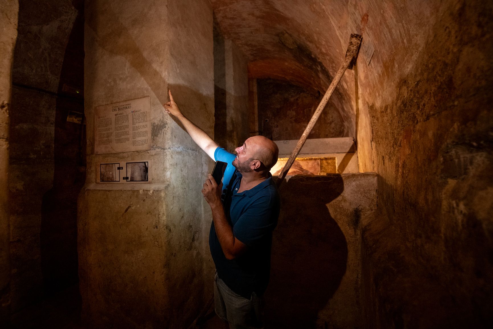 Bajar a las cuevas que tanto en Cádiz dieron que hablar: de María Moco a la visita turística - José María Reyna Bajar a las cuevas que tanto en Cádiz dieron que hablar: de María Moco a la visita turística