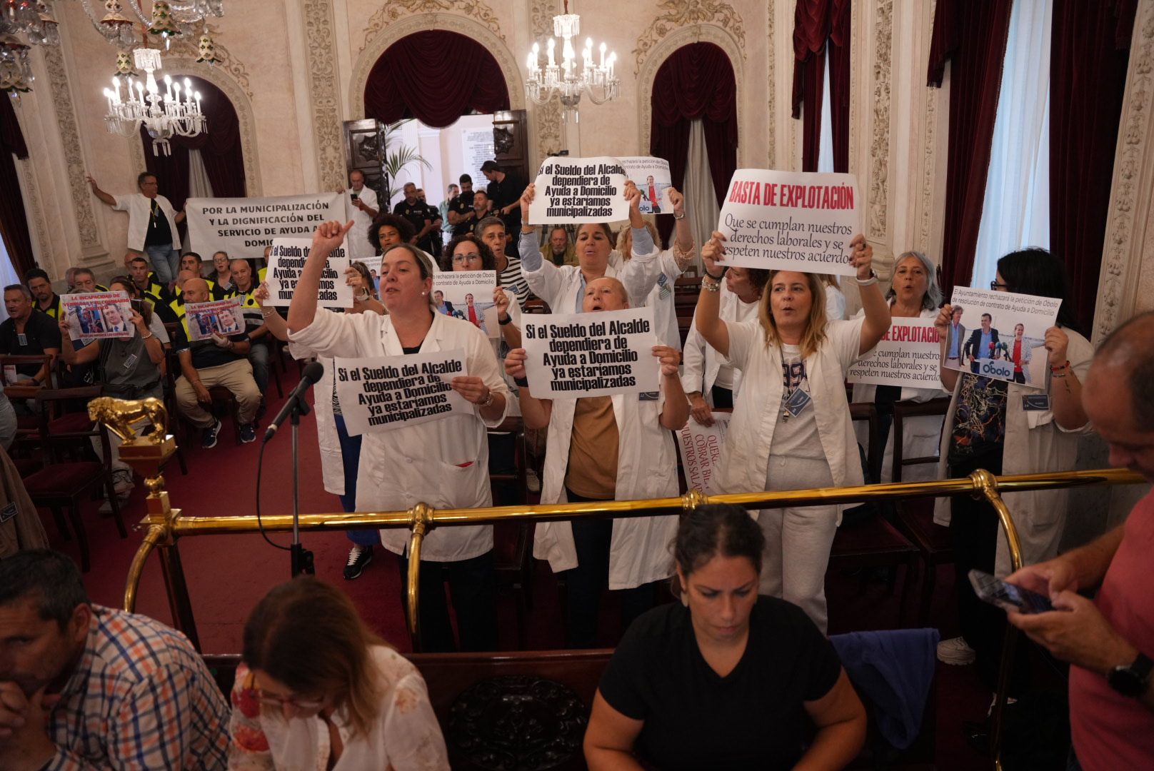 Trabajadoras de ayuda a domicilio de Cádiz, durante el último pleno. - REYNA