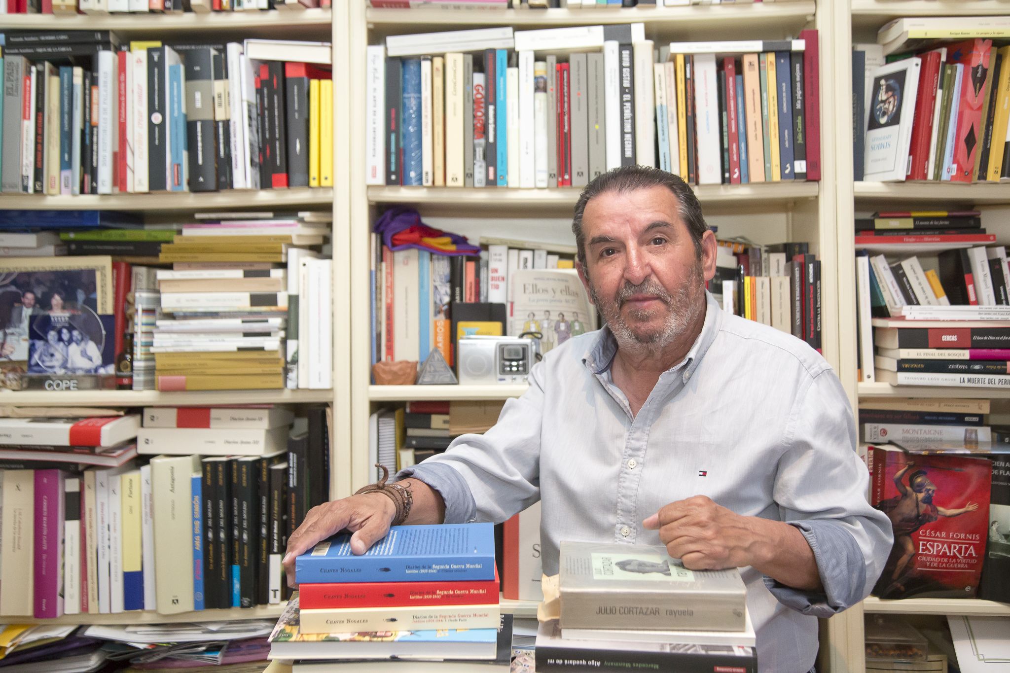 El periodista sevillano que va a legar más de 6.000 libros a la biblioteca pública de su pueblo