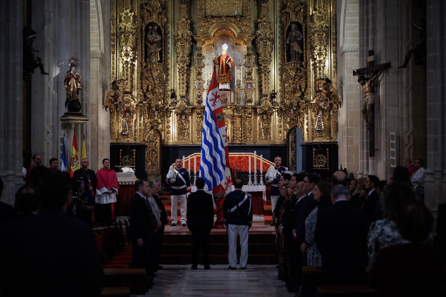 El Pendón situado ante el presbiterio de San Dionisio ante la habitual escasa presencia de público. - Manu García El Pendón situado ante el presbiterio de San Dionisio ante la habitual escasa presencia de público.