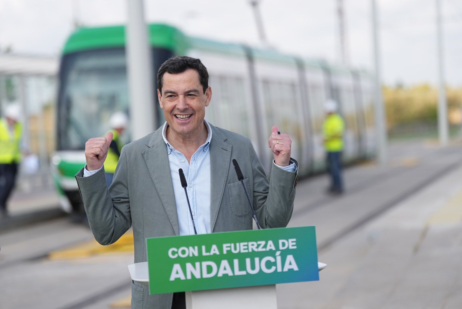 Juanma Moreno, reprendido por la Junta Electoral por la inauguración del tranvía de Alcalá de Guadaíra