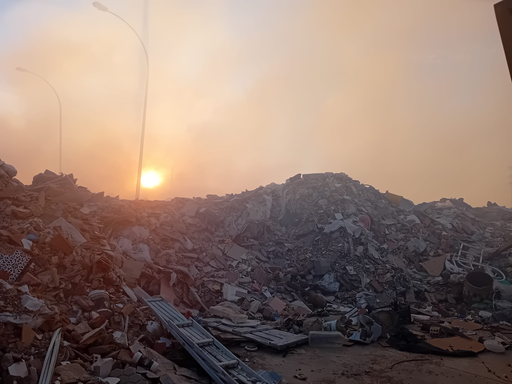 Un incendio en el punto limpio de Los Palacios cubrirá de humo el pueblo durante días