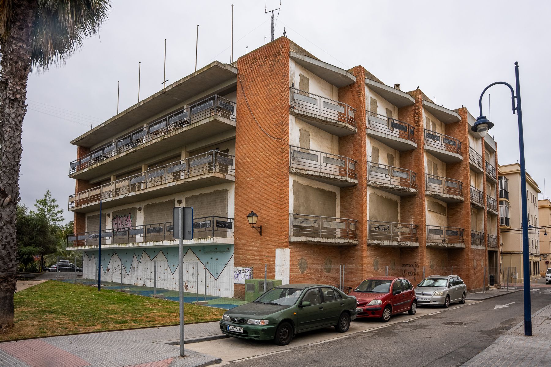 Más cerca la solución para los vecinos del barrio de Puntales de Cádiz que viven en edificios de 60 años en ruinas