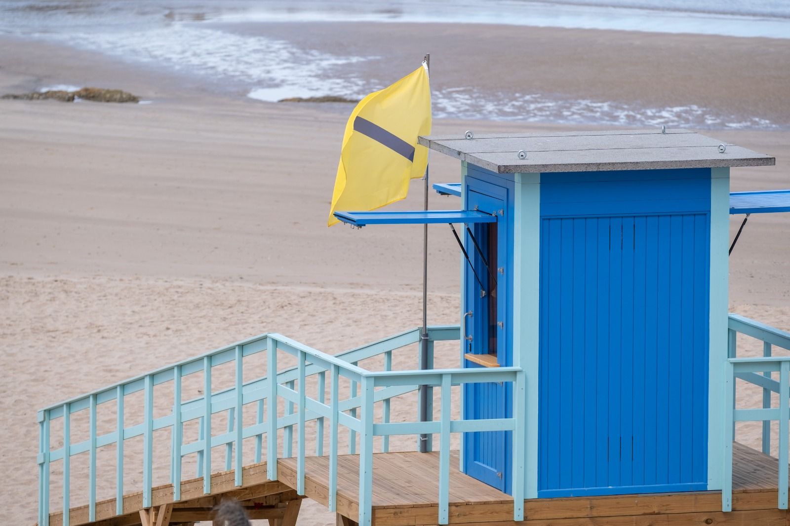 Las banderas de los socorristas en las playas de Cádiz serán también para daltónicos