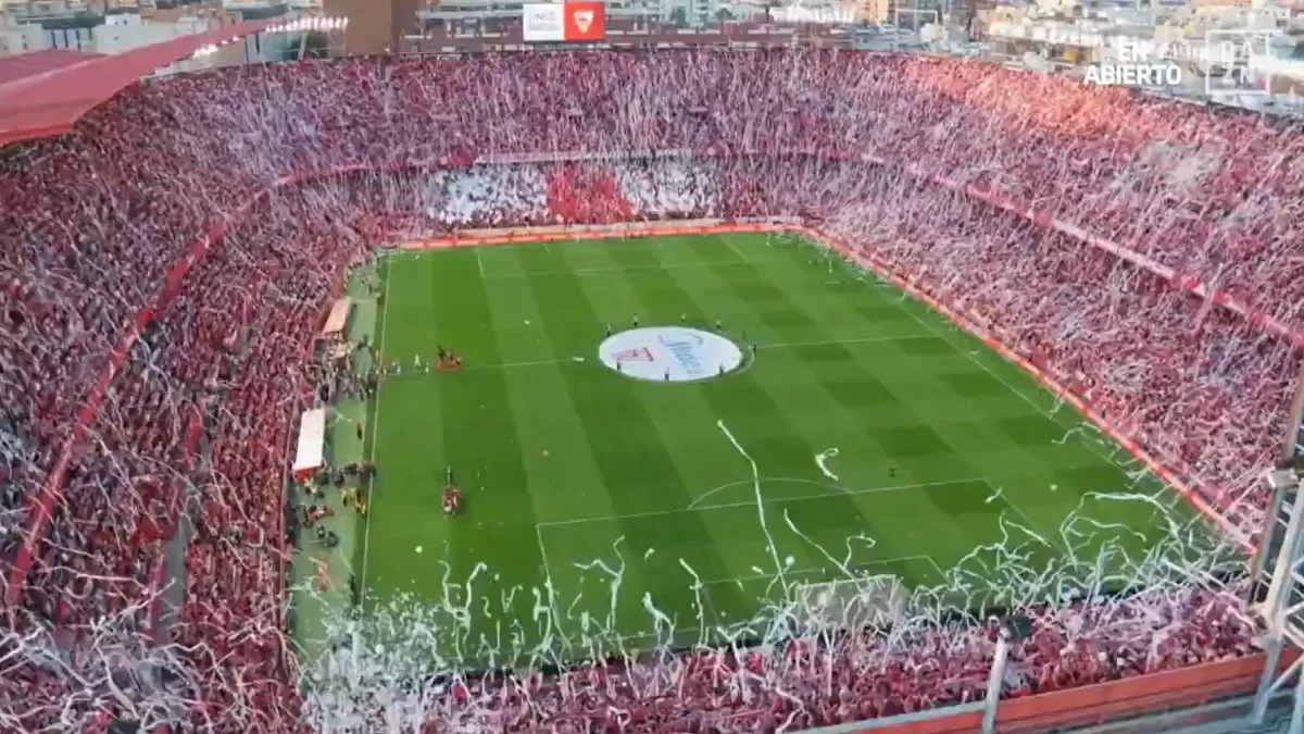 La Liga denuncia al Sevilla FC por los lanzamientos de rollos de papel higiénico
