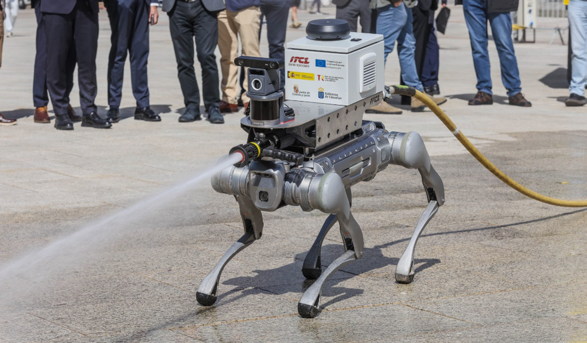 Un robot 'perro-bombero' de cuatro patas, sensores y manguera: así entrará la tecnología en los incendios más peligrosos