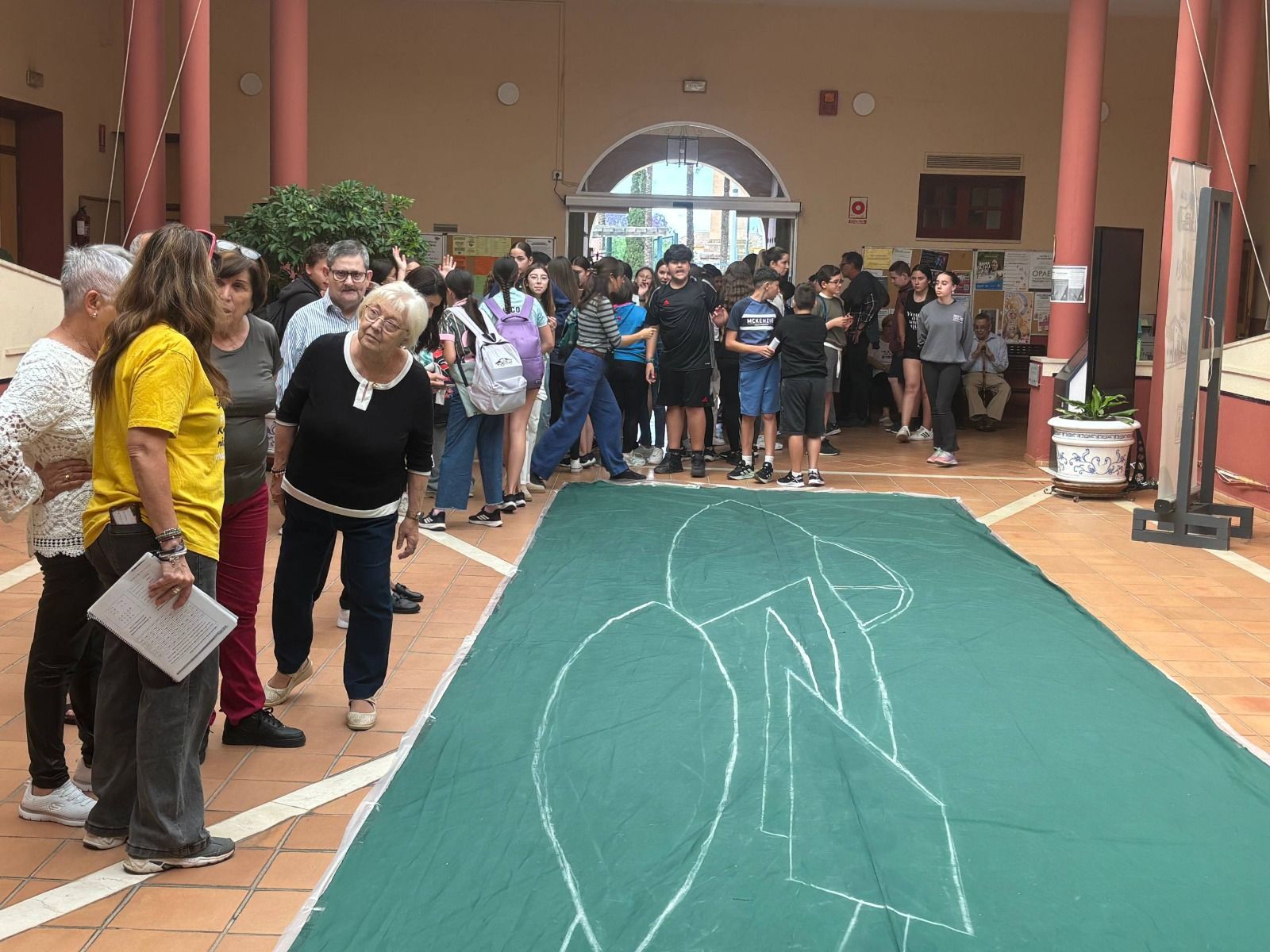 Un gran mural, motores de aviones y versos contra la guerra: estudiantes de Alcalá de Guadaíra remueven conciencias