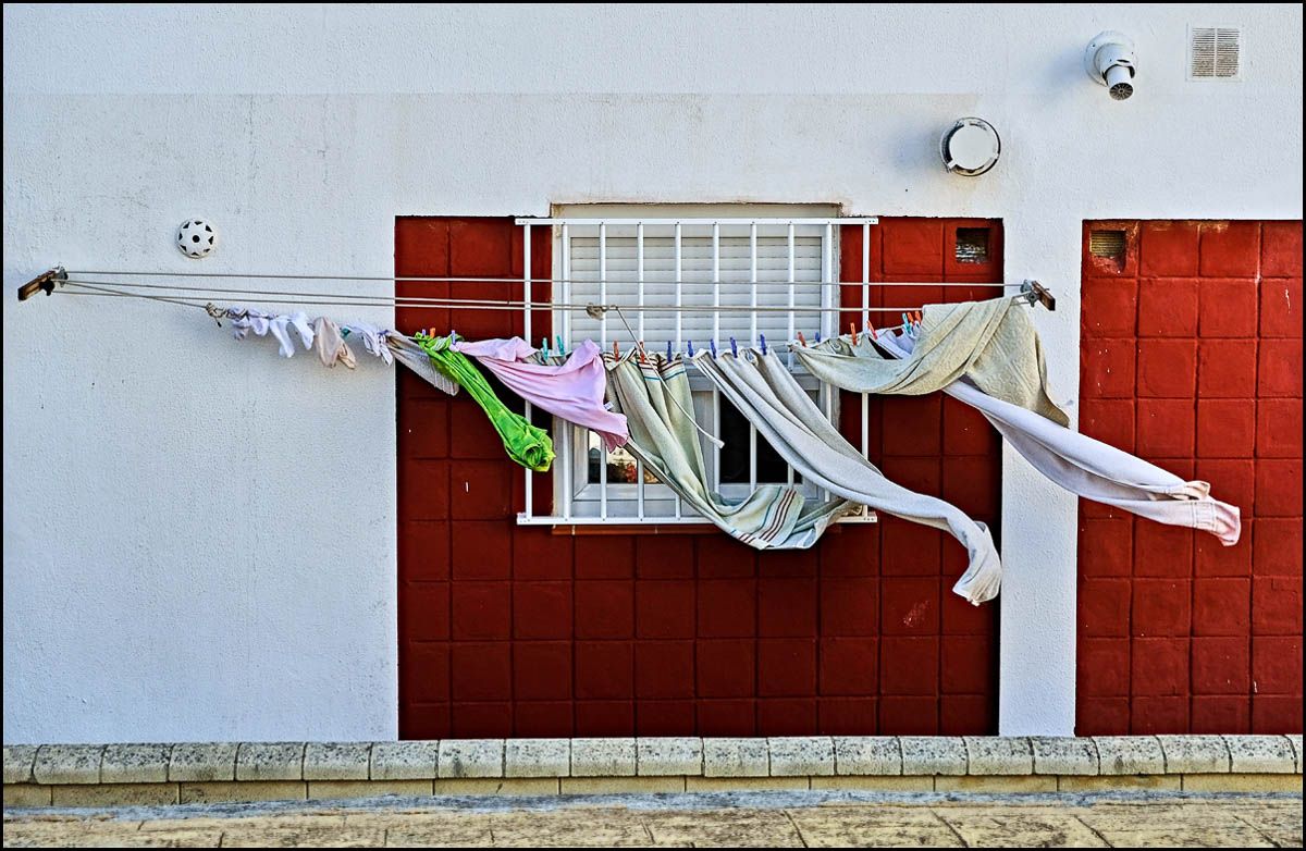 Polémica en un municipio de Murcia: tender la ropa en el balcón tendrá multas muy caras