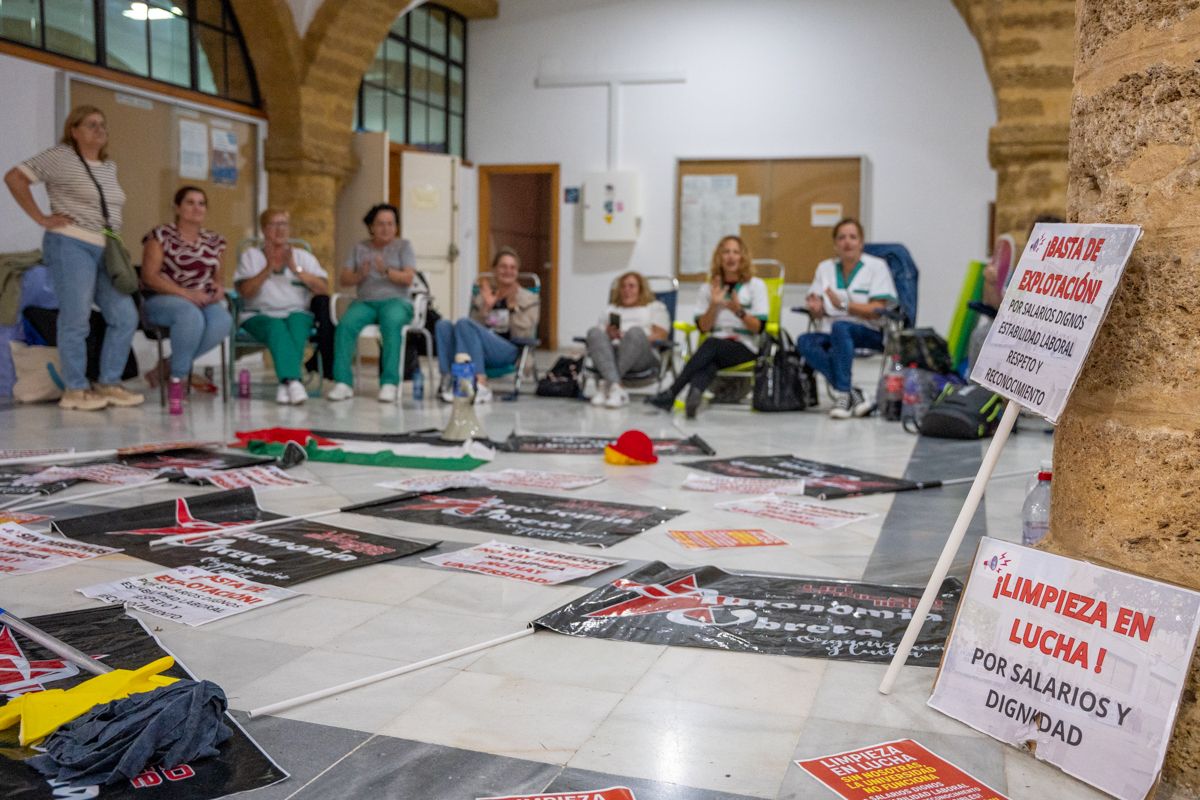 Las trabajadoras de la limpieza de la UCA piden "rigor, transparencia y ...