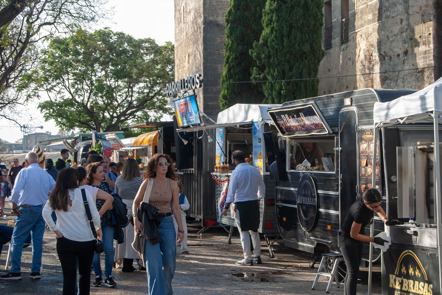 El ambiente motero por el centro de Jerez, junto al festival de foodtrucks y los conciertos, este sábado