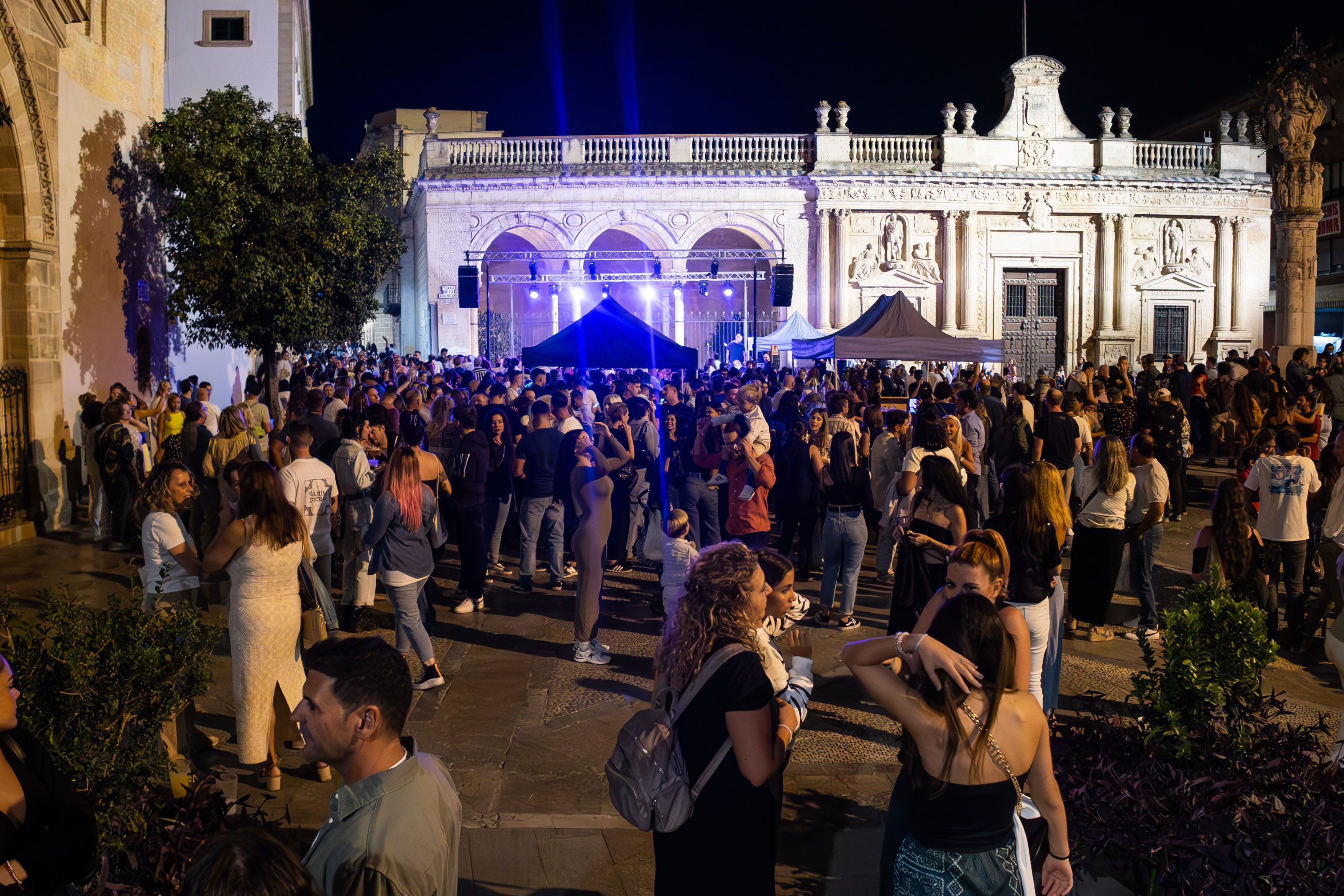 Noche Azul y Blanca de Jerez 2026: todo sobre el evento que llenará el centro, con comercios, música, exhibición de gimnasios o títeres