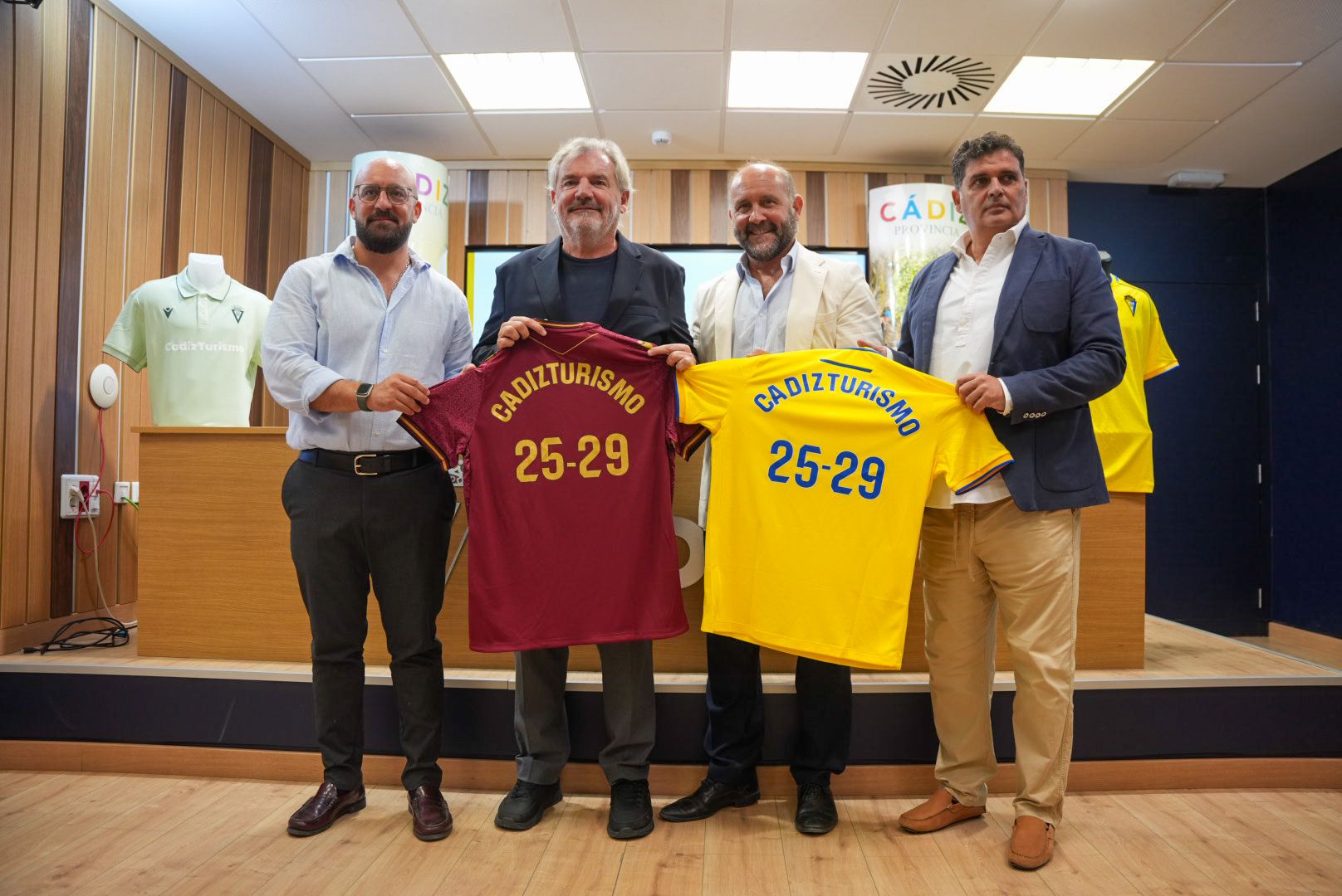 Beardo, con Manuel Vizcaíno, Juancho Ortiz y Rafael Contreras, en la firma del convenio de Diputación con el Cádiz. - REYNA Beardo, con Manuel Vizcaíno, Juancho Ortiz y Rafael Contreras, en la firma del convenio de Diputación con el Cádiz.