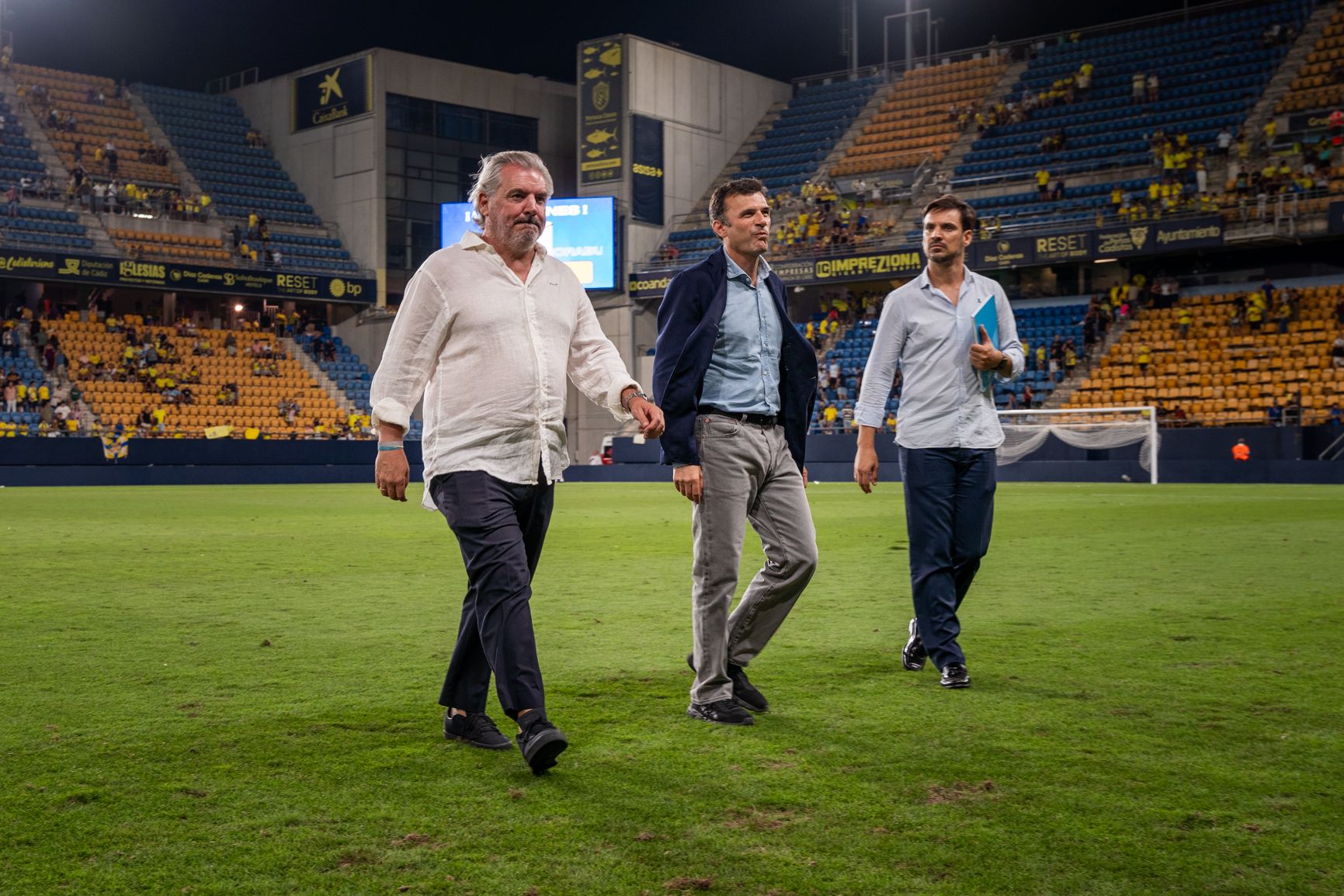 Manuel Vizcaíno, presidente del Cádiz CF, con el alcalde Bruno García, en el estadio Nuevo Mirandilla. - José María Reyna Manuel Vizcaíno, presidente del Cádiz CF, con el alcalde Bruno García, en el estadio Nuevo Mirandilla.