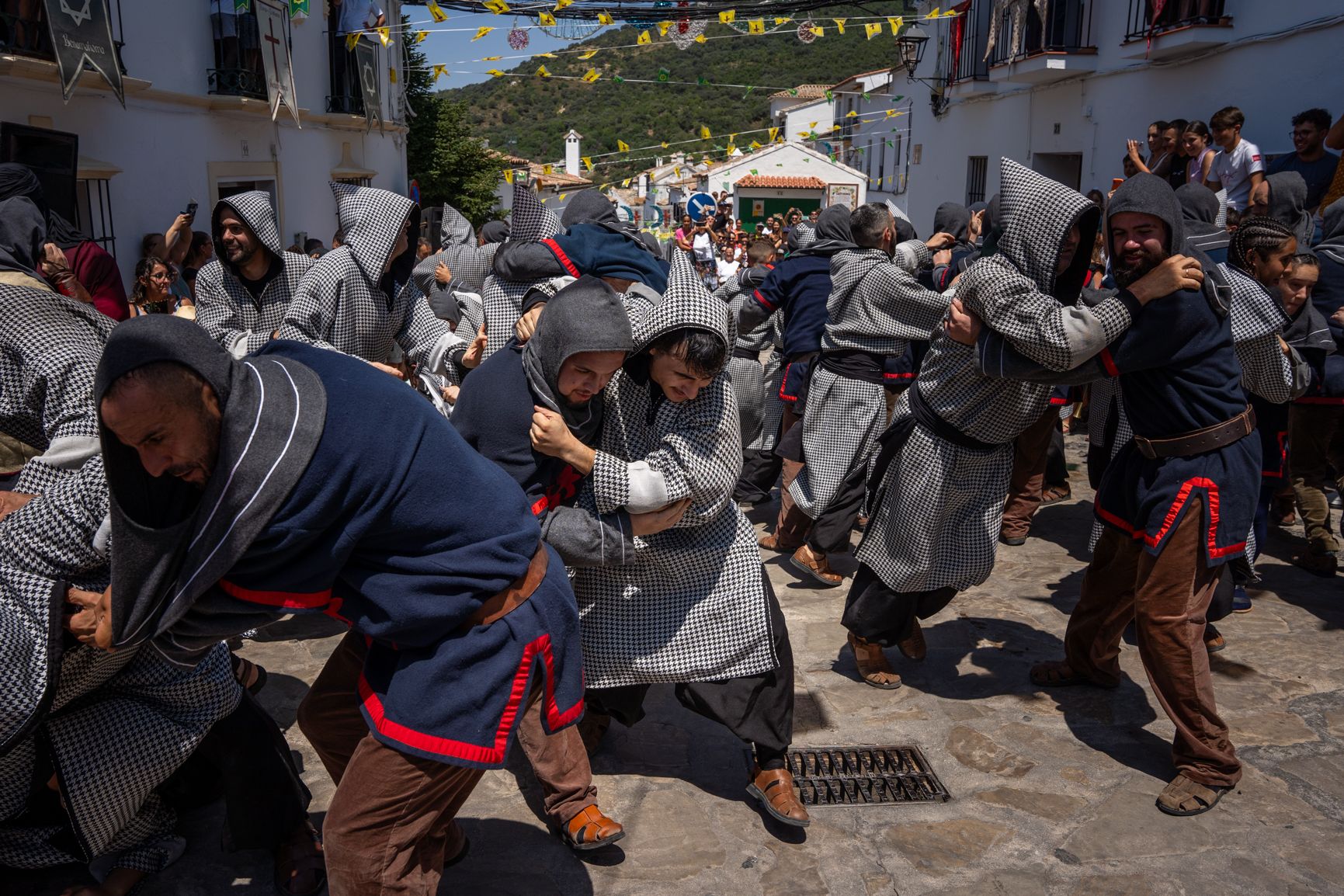 Llega una de las grandes citas del verano en la Sierra de Cádiz: la fiesta de 'Moros y Cristianos' de Benamahoma calienta motores