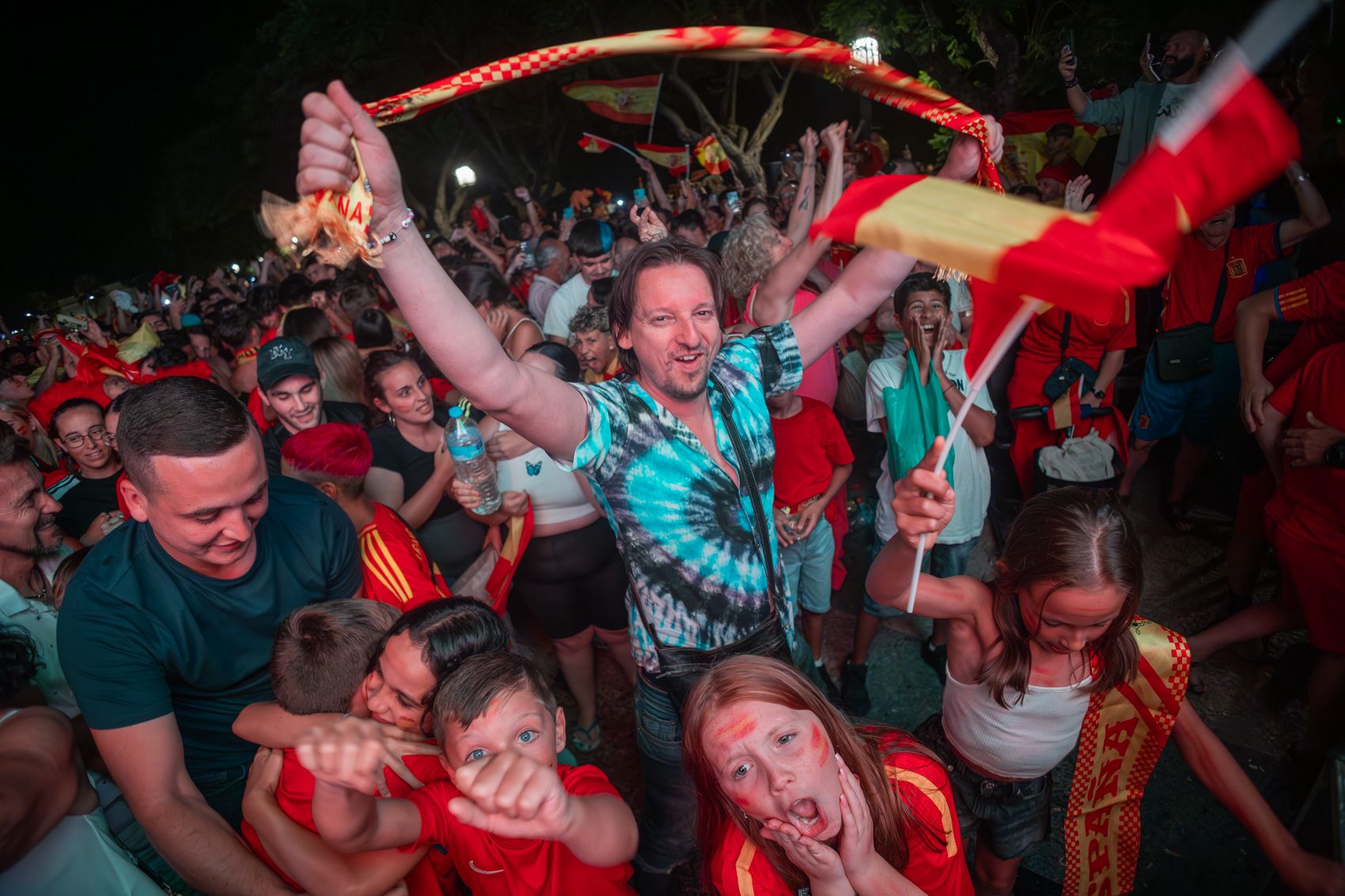 Una 'Fan Zone' en El Puerto con futbolín humano, maquillaje y una pantalla gigante para ver la semifinal del Mundial
