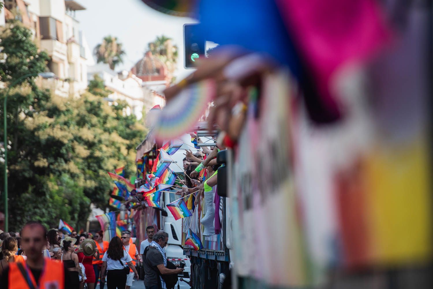 Les insultaron y les agredieron en plena calle de Sevilla: la Fiscalía pide prisión para los acusados