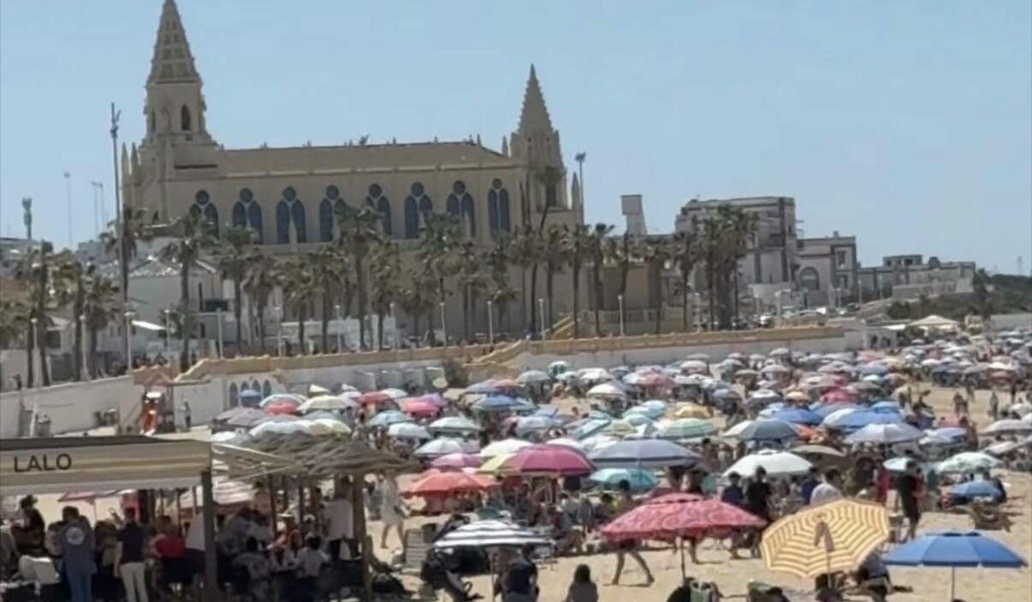Efecto verano en la costa de Cádiz (y otros puntos de Andalucía) este Domingo de Resurrección: calor y playas llenas
