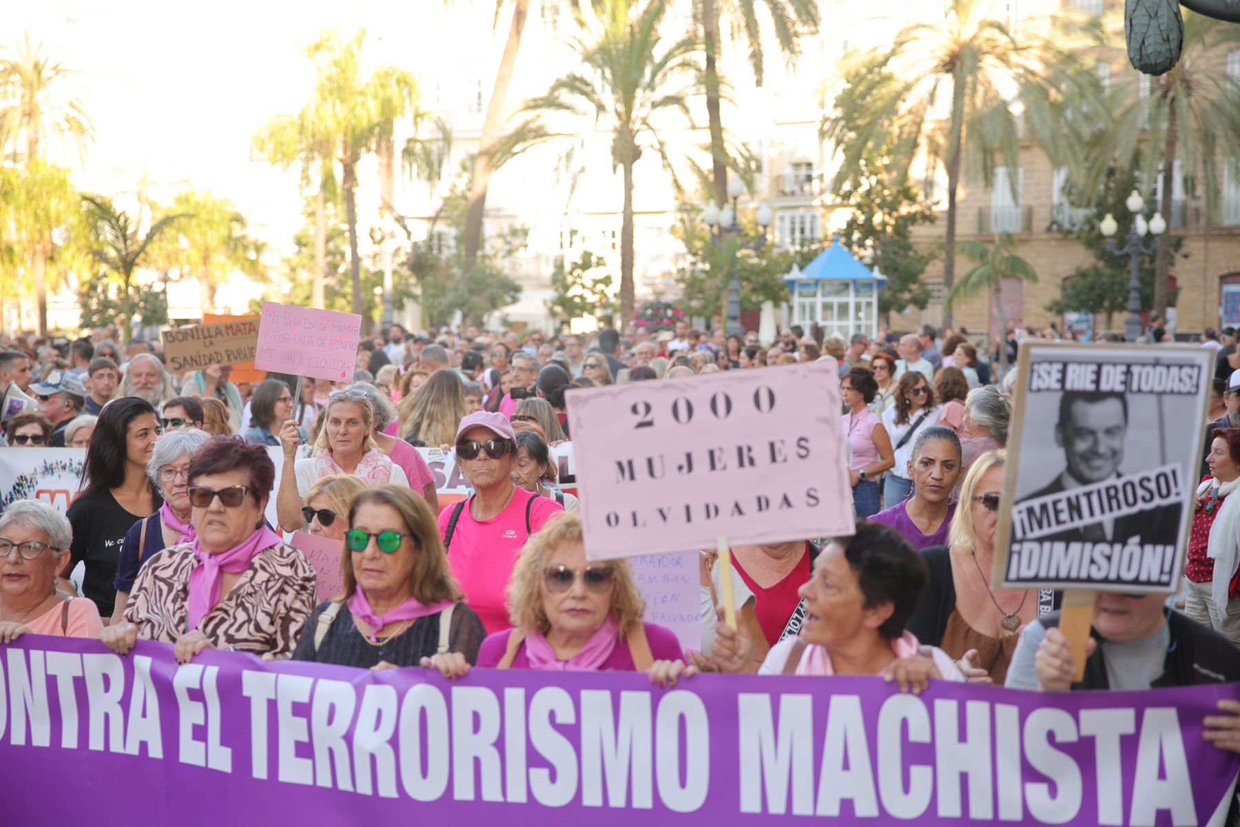 Concentración en Cádiz por los fallos en los cribados de cáncer de mama en Andalucía. - JUAN CARLOS TORO