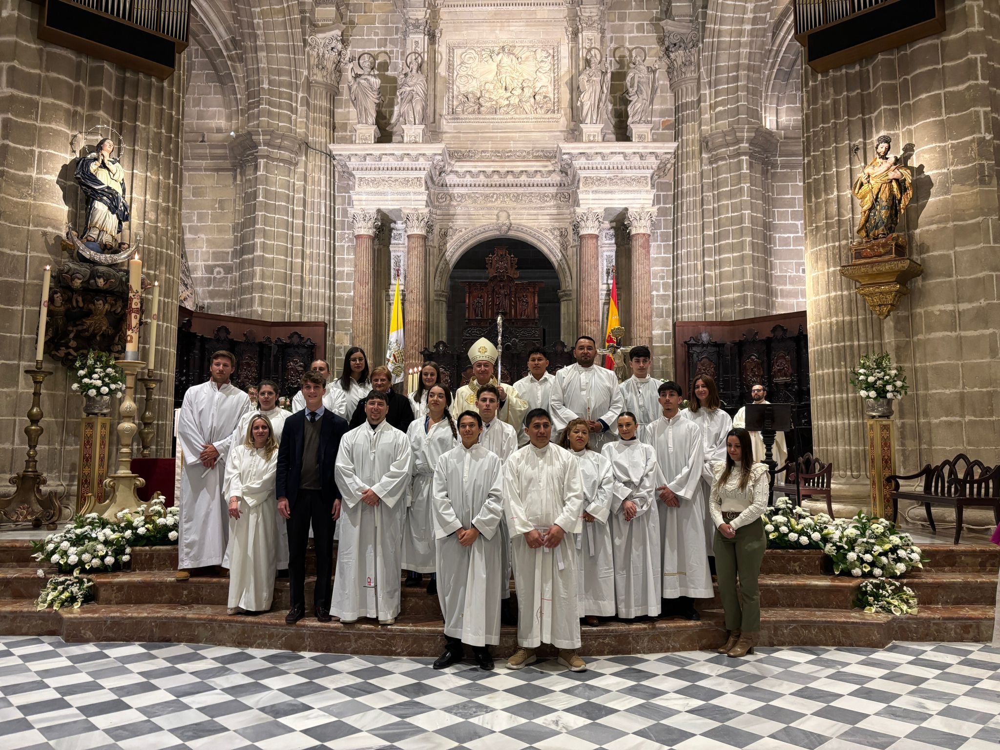 El obispo ayer en la Catedral con un grupo que participó en el rito de iniciación cristiana.  - 