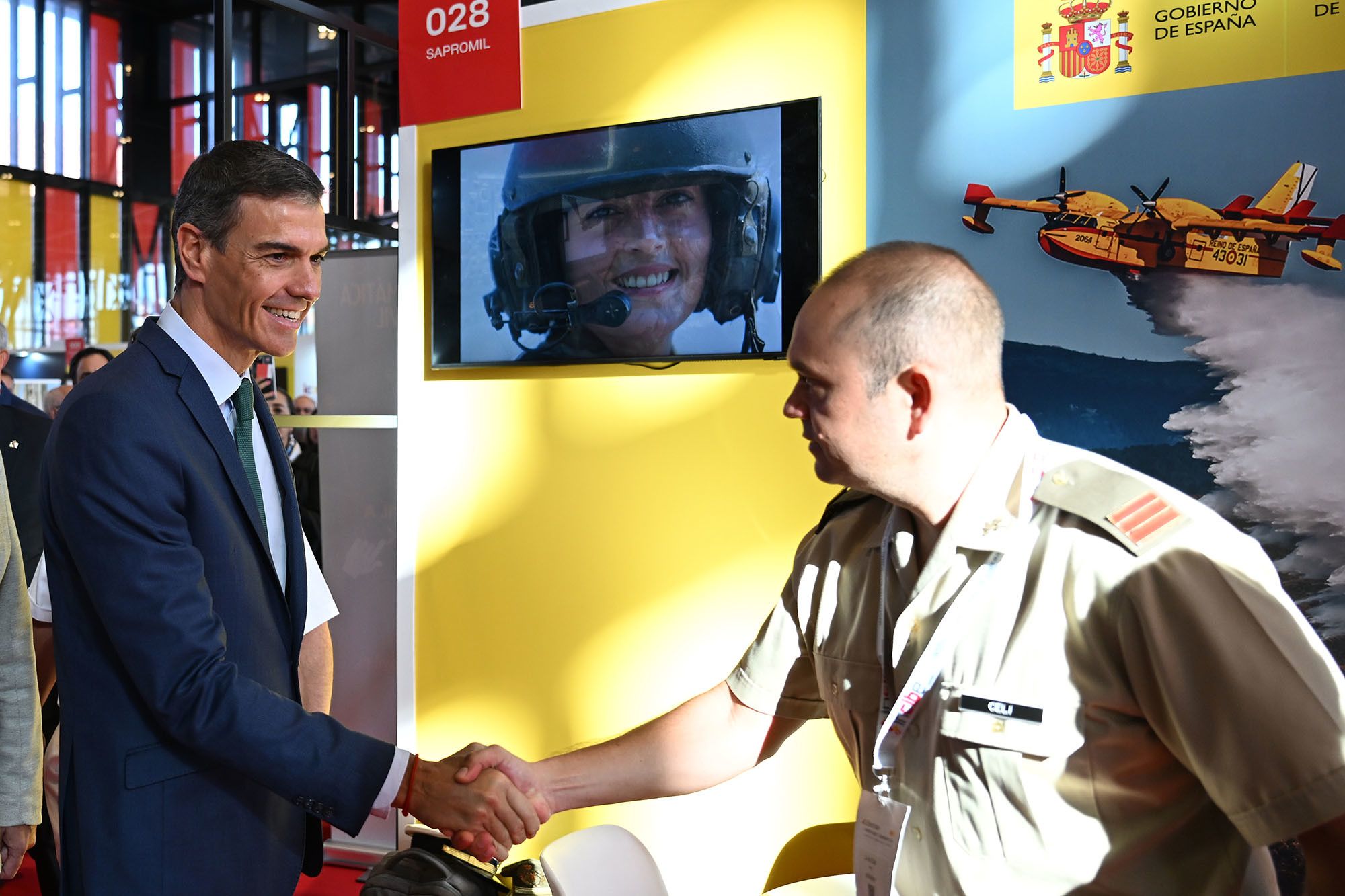 El presidente del Gobierno, Pedro Sánchez, saluda a un militar en una imagen reciente. - 
