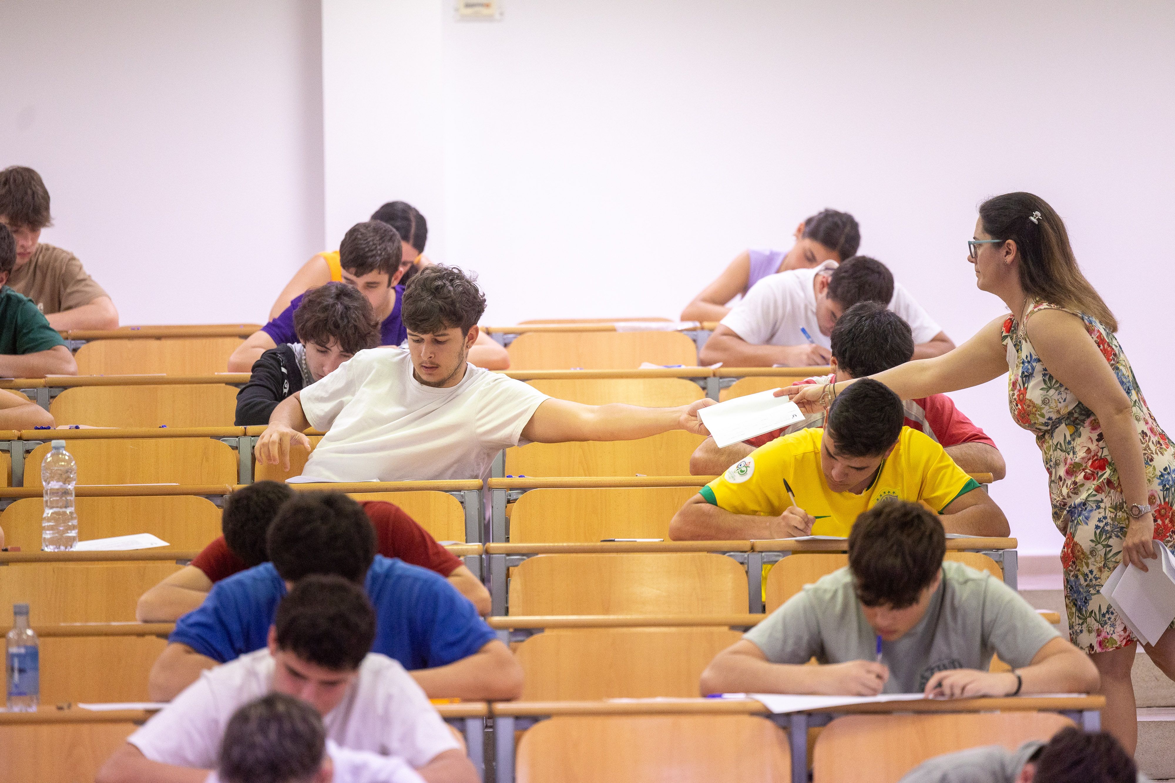 De pasar apuntes en clase a ganar dinero con ellos: la plataforma de Sevilla que salva carreras antes de los exámenes