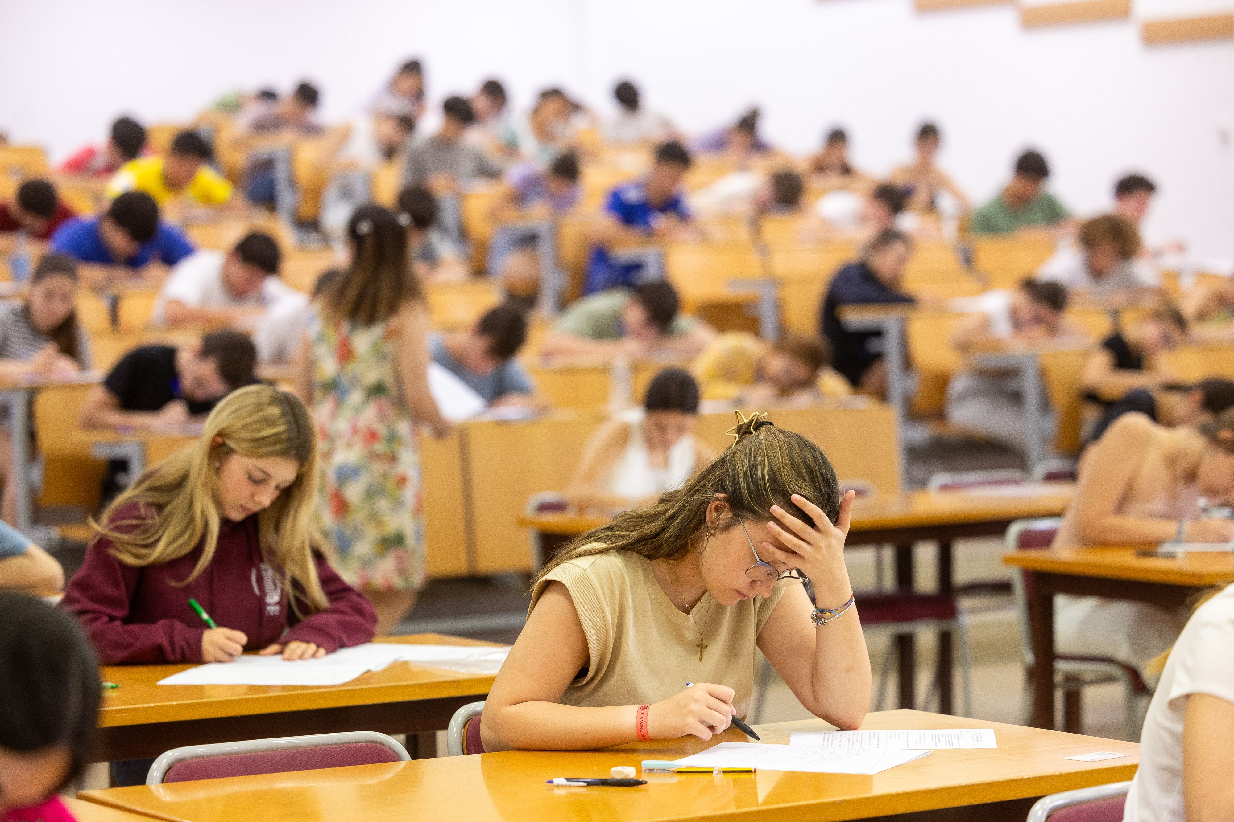 Imagen de archivo de jóvenes realizando la prueba de acceso a la universidad. 