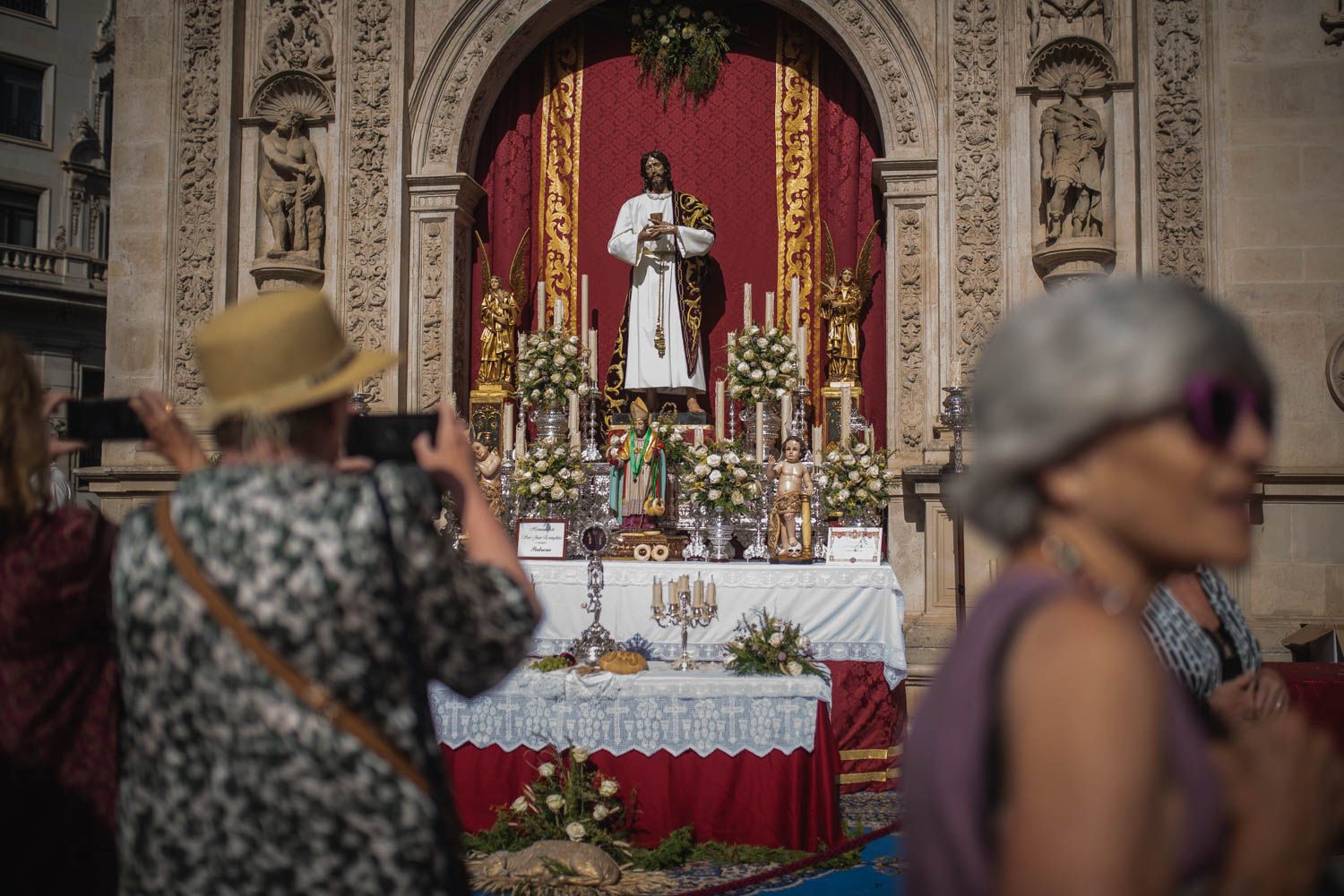 El Corpus Christi cambia los horarios de los supermercados: estas son las principales zonas con festivos en Andalucía
