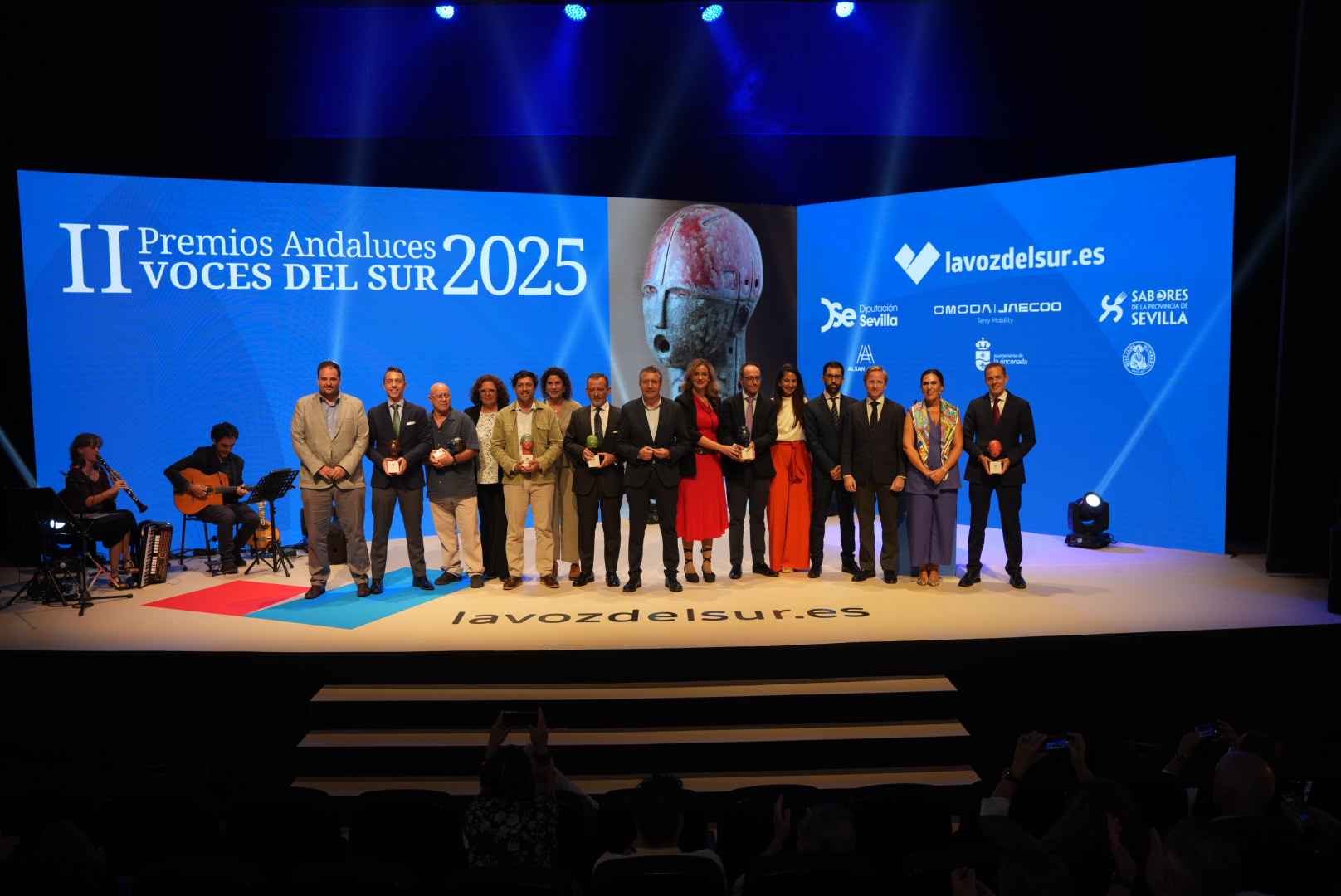 Foto de familia de todos los premiados en los II Premios Andaluces Voces del Sur. - REYNA