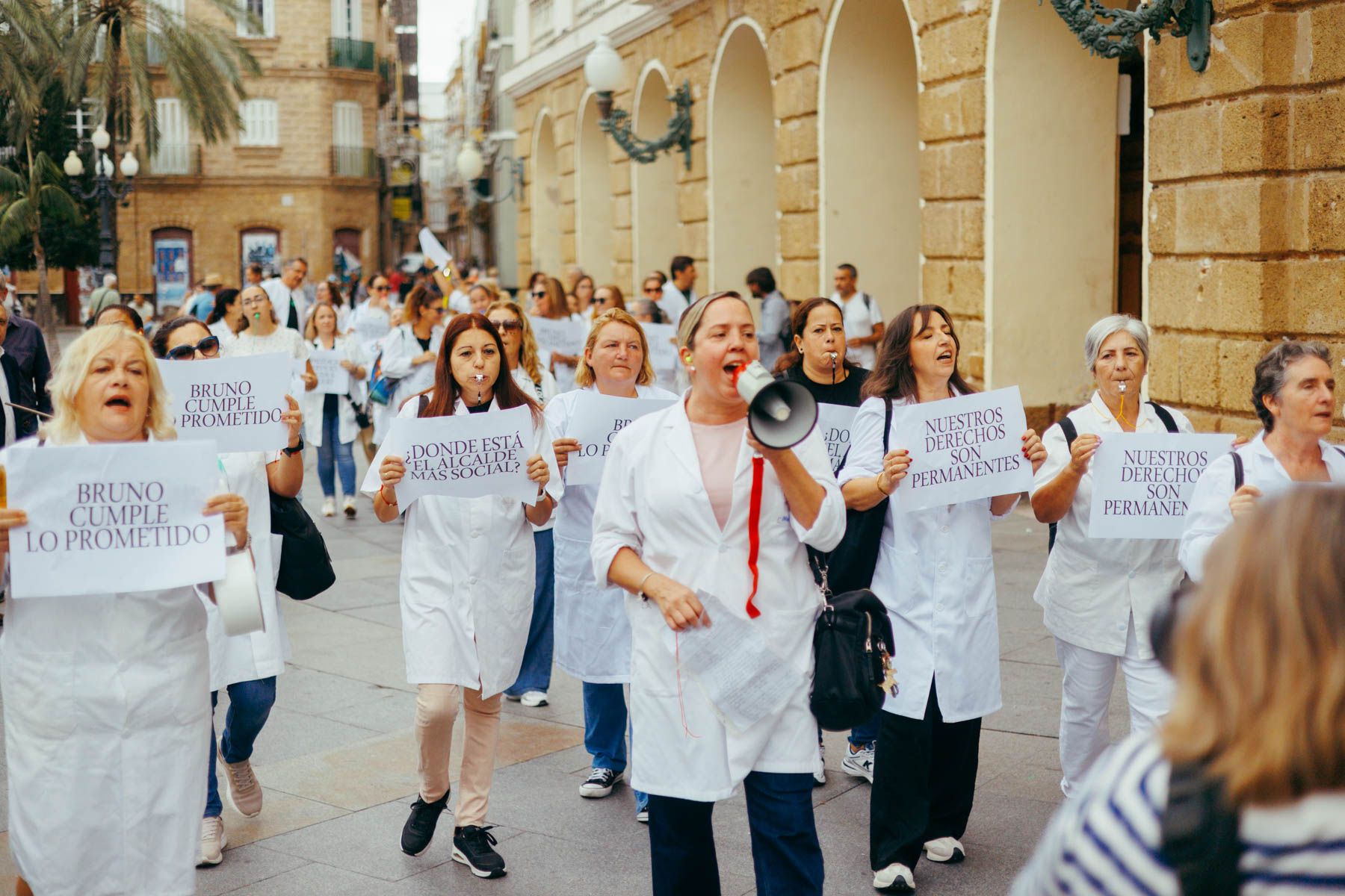 Las trabajadoras de ayuda a domicilio, este lunes en la primera de sus concentraciones ante el Ayuntamiento de Cádiz. - MANU GARCÍA