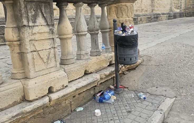 Una papelera, a rebosar, junto a la Catedral de Jerez. - 