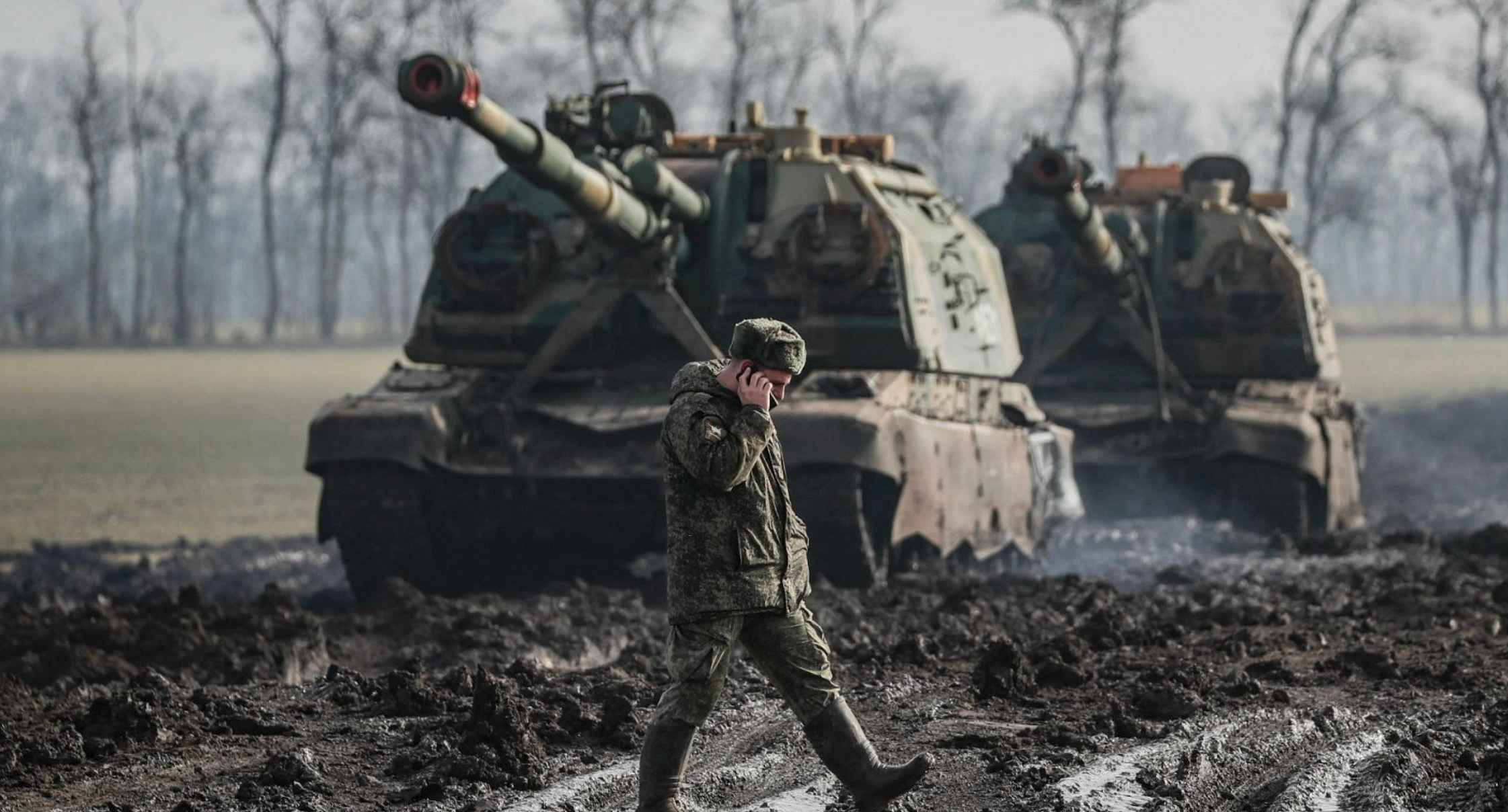 Un soldado, con dos tanques de fondo, en la guerra de Ucrania. - 