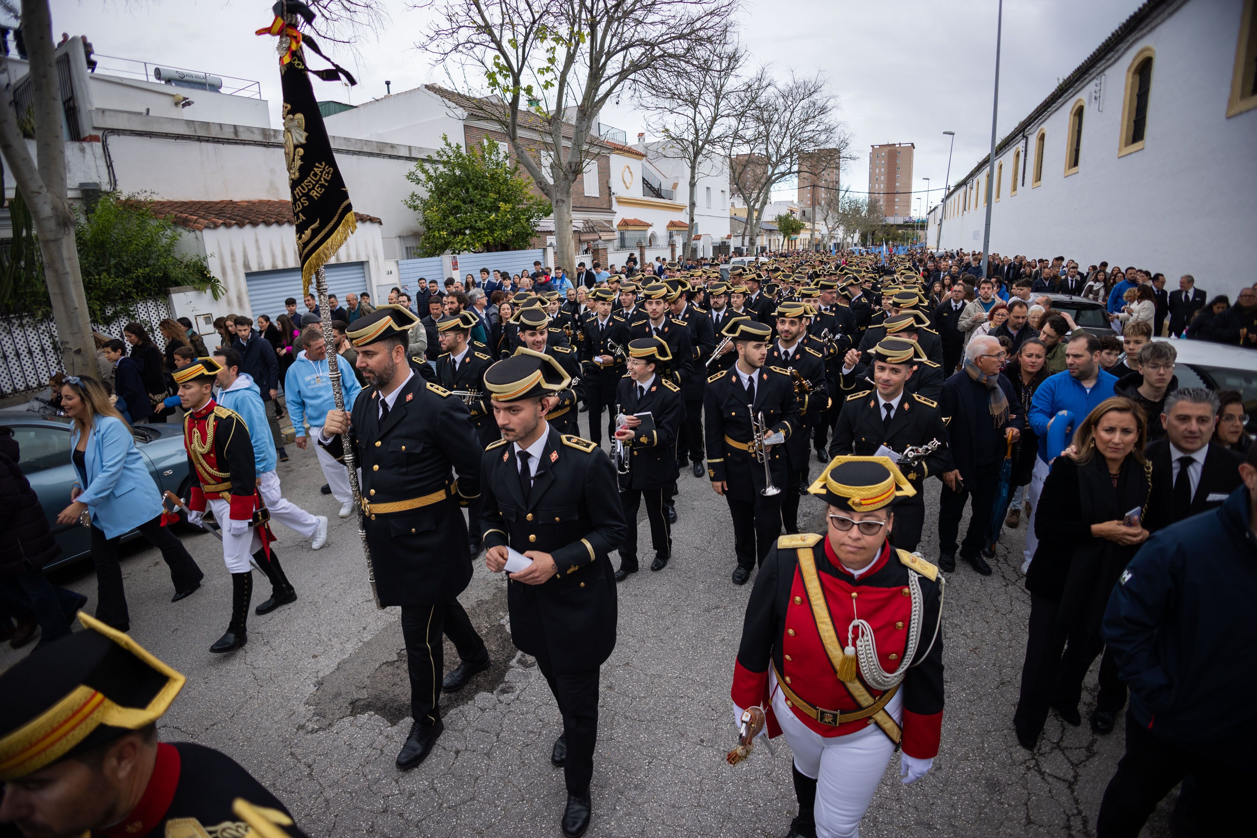 La agrupación Virgen de los Reyes en Jerez el Viernes Santo en las Viñas.
