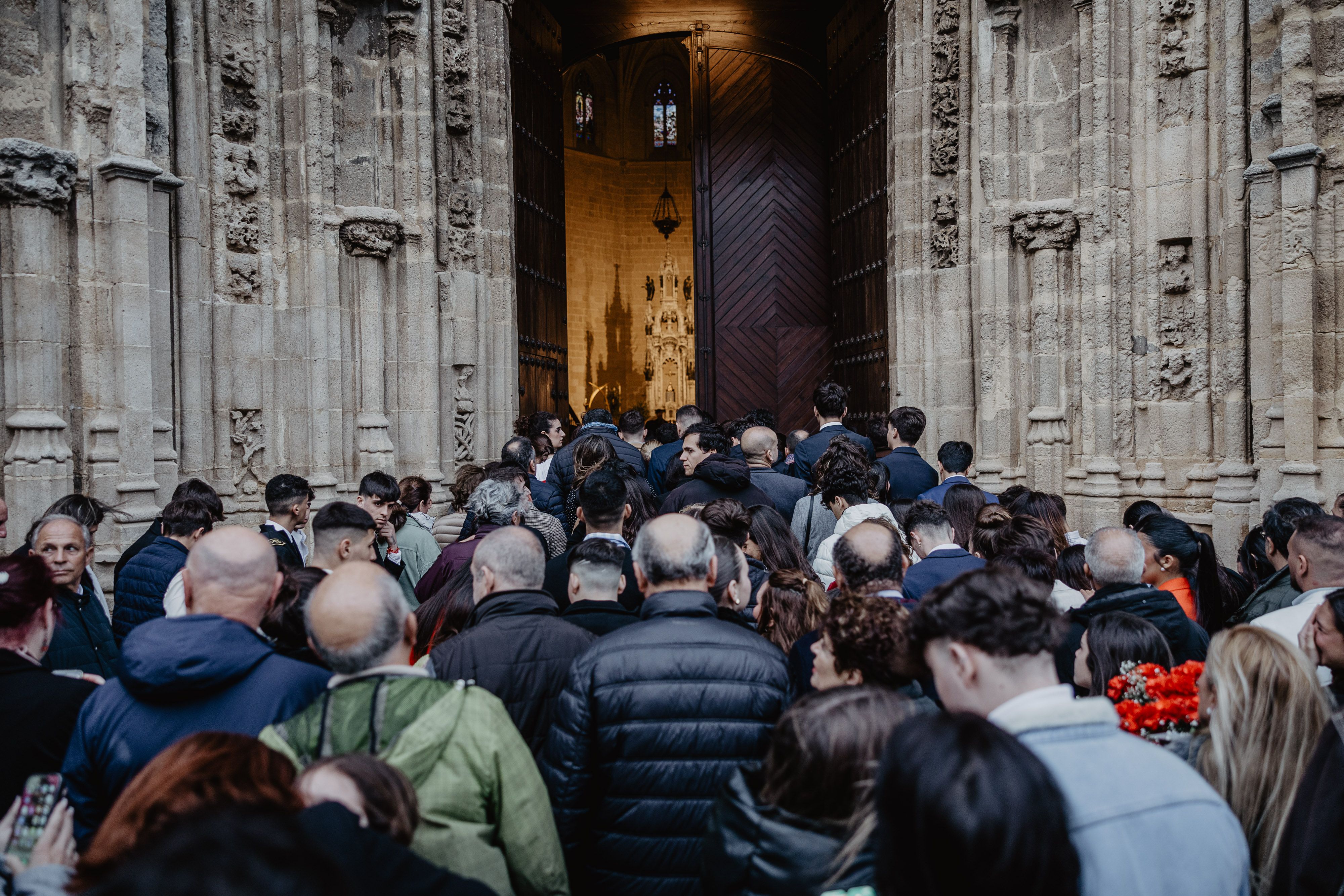 Colas para entrar en la iglesia de Santiago para ver al Prendimiento y al Desamparo. - Esteban Pérez Abión Colas para entrar en la iglesia de Santiago para ver al Prendimiento y al Desamparo.