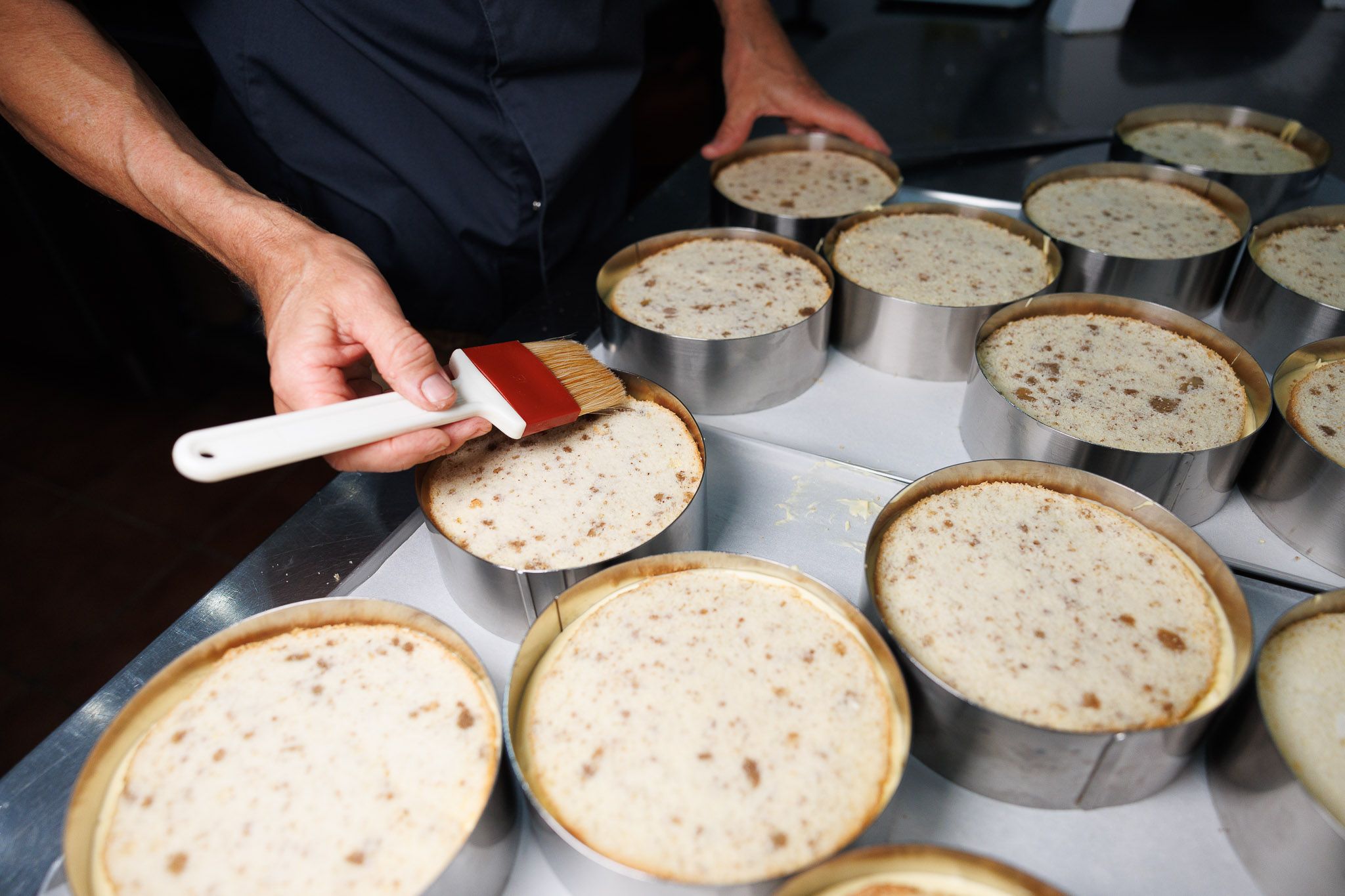 Un panadero durante la elaboración de postres. - JUAN CARLOS TORO