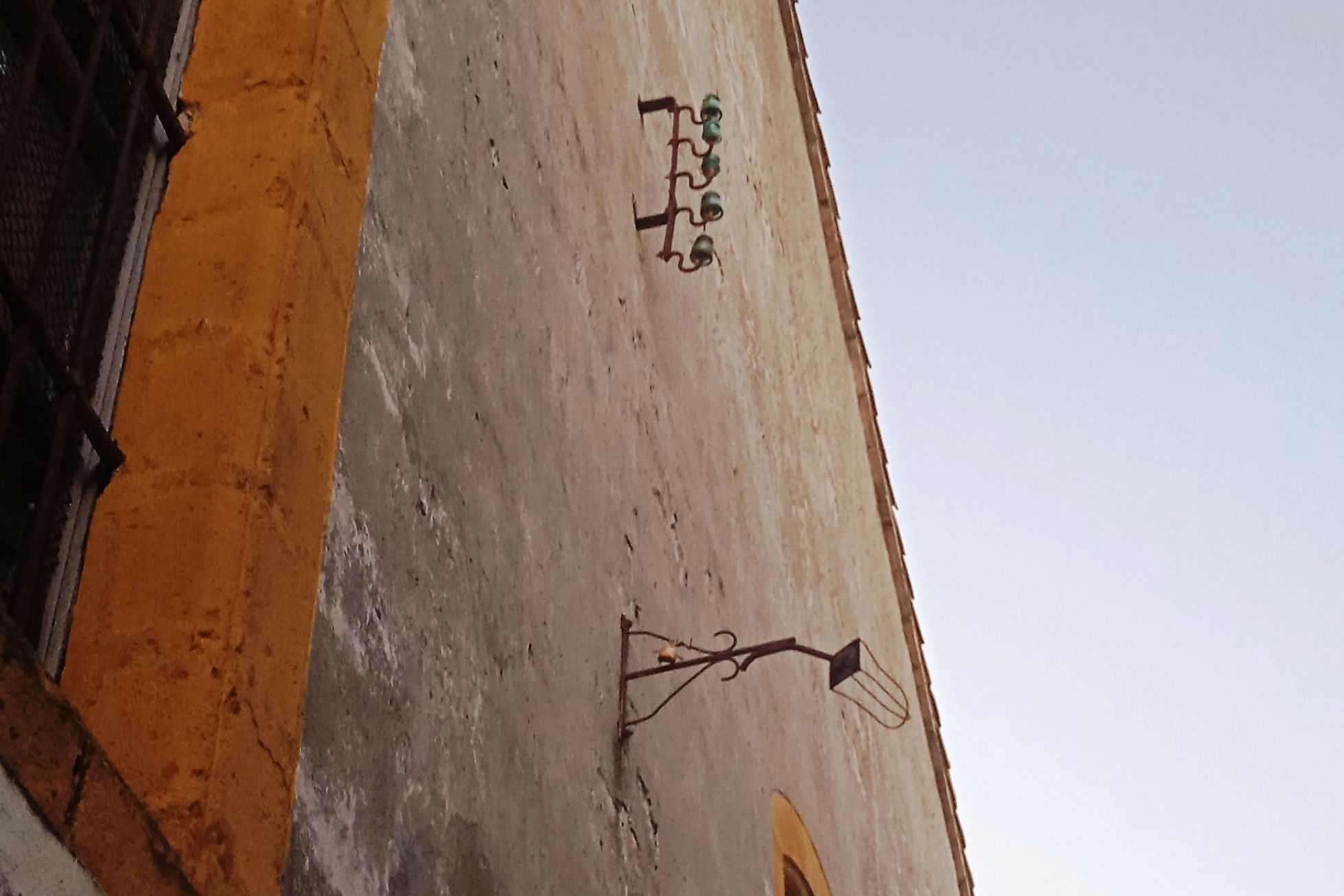Antigua farola del alumbrado eléctrico (años 20-30) en el callejón de Pajarete. - 